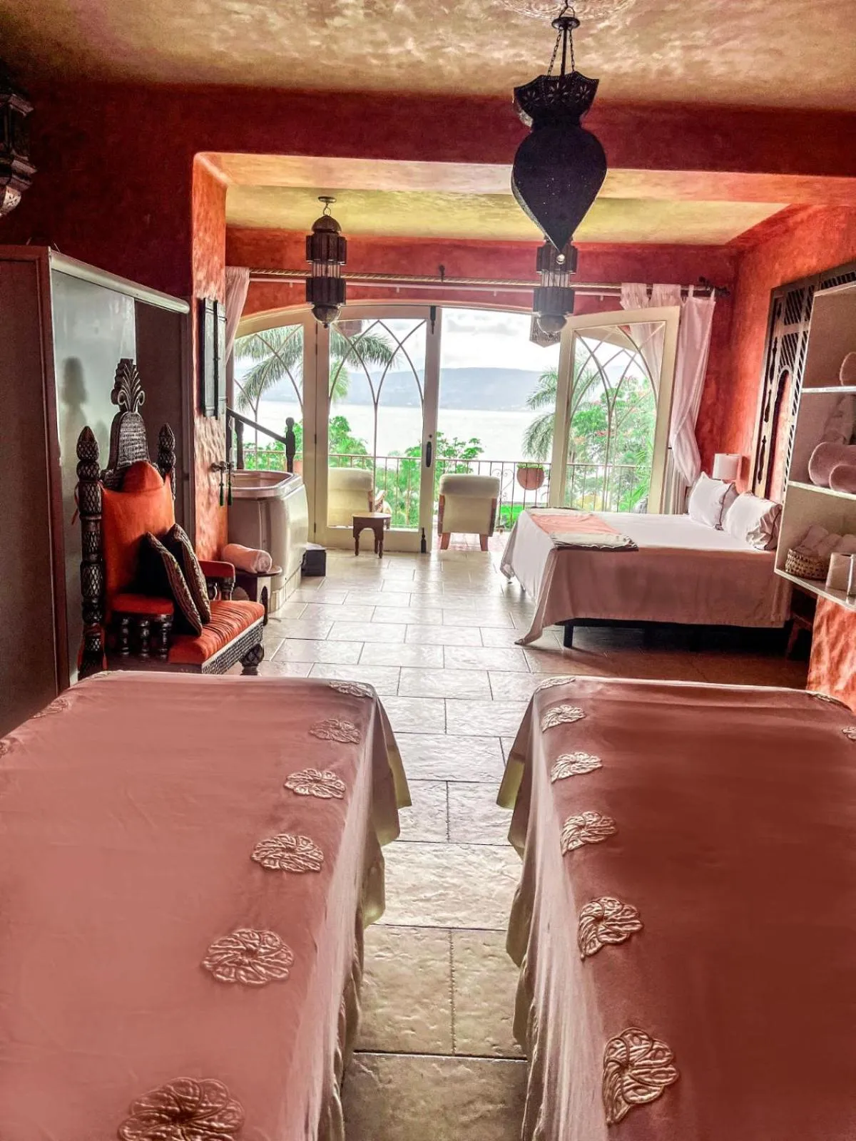 Bed in El Chante Spa Hotel