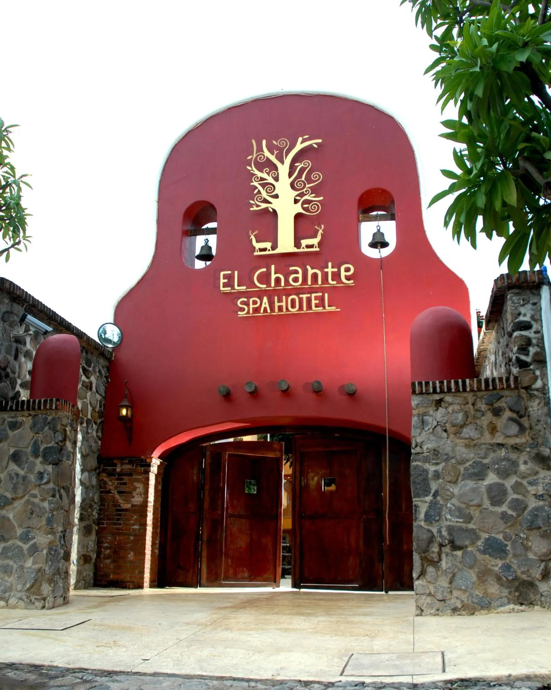 Facade/entrance in El Chante Spa Hotel