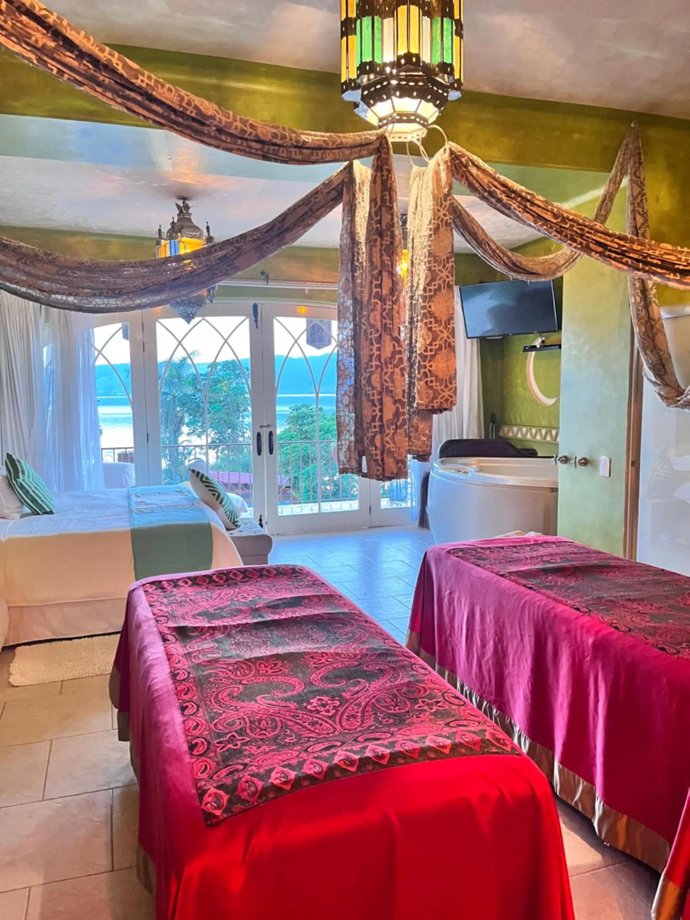 Bed in El Chante Spa Hotel