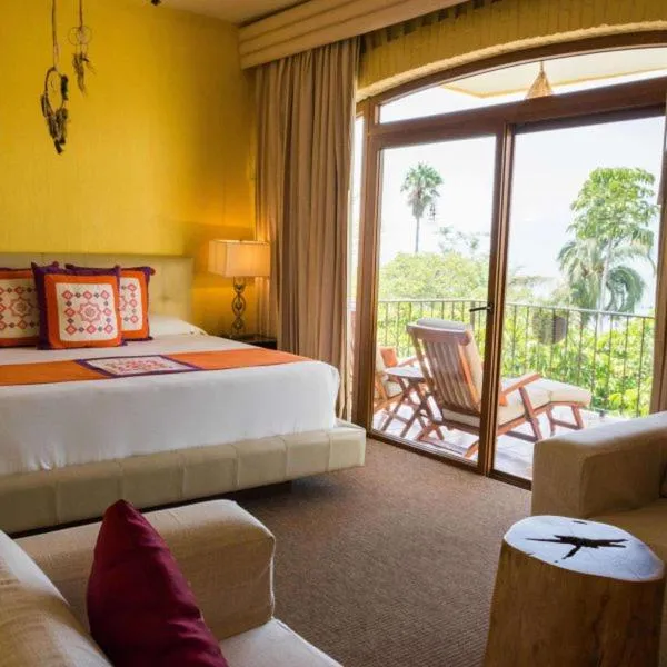 Bed in El Chante Spa Hotel