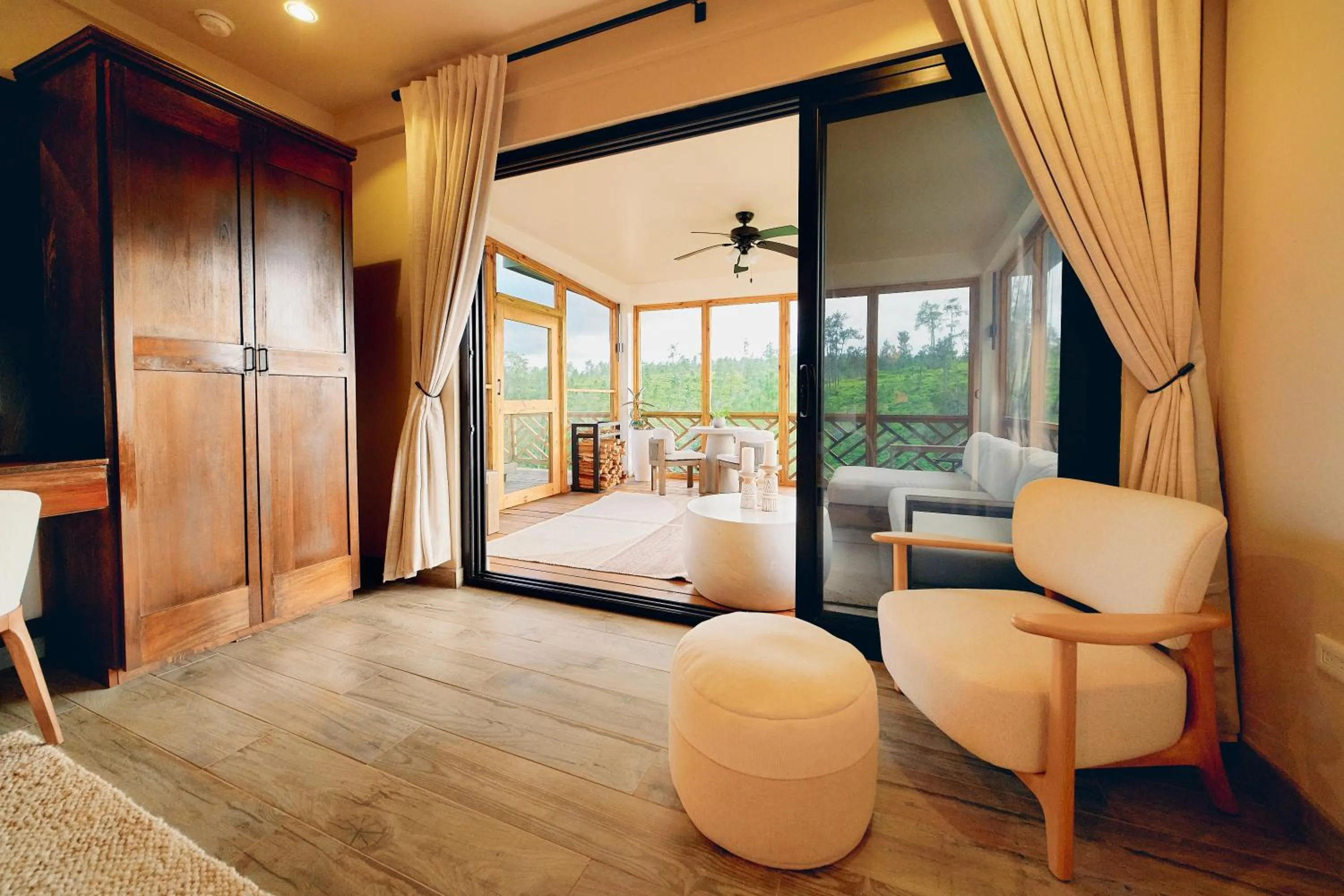 Seating area, Bed in Hidden Valley Wilderness Lodge