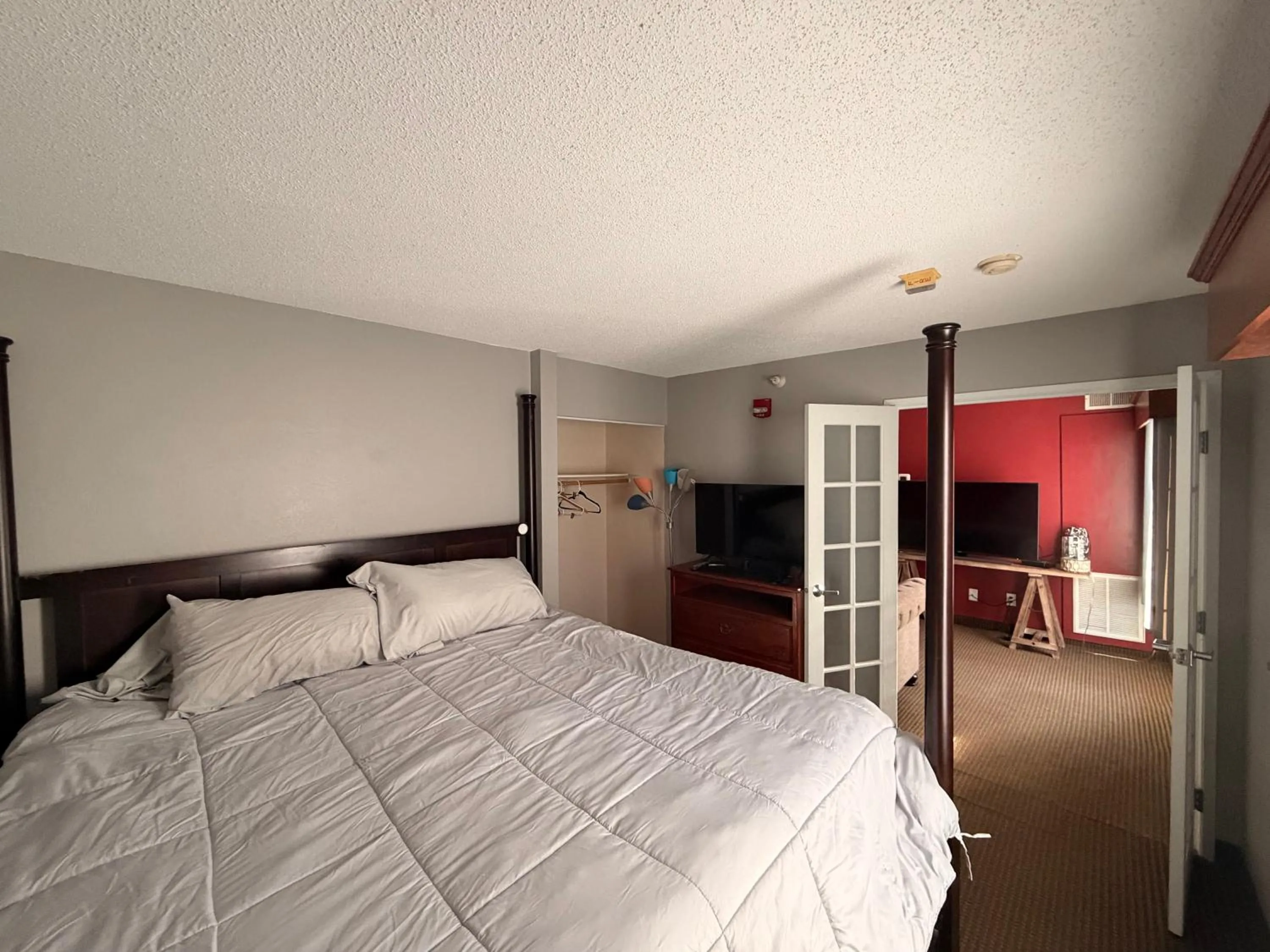 Bed in River Hills Hotel- Mankato