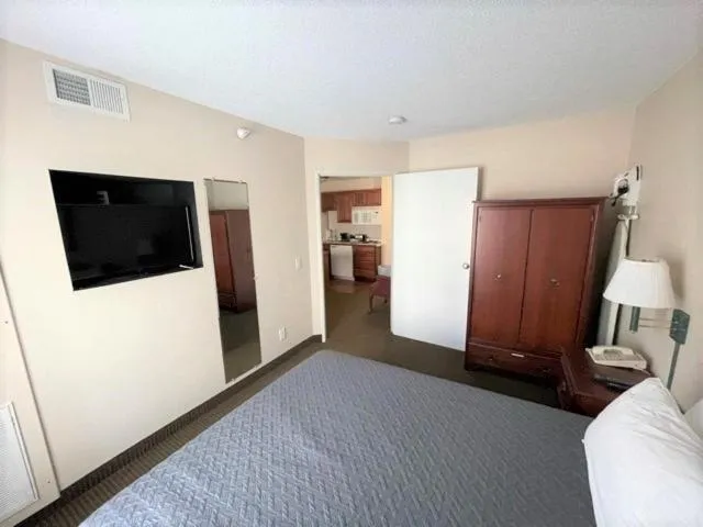 Bed in River Hills Hotel- Mankato