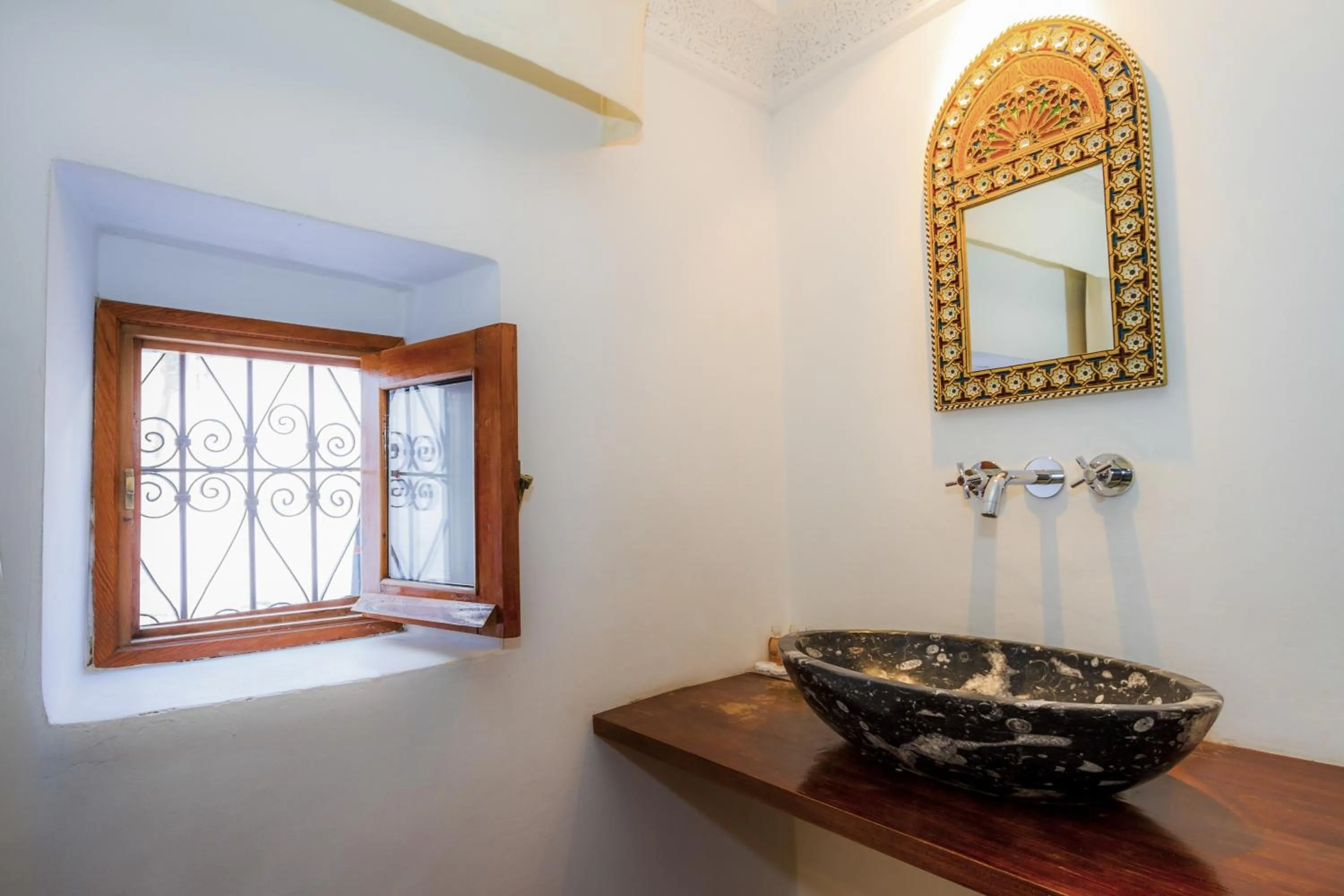 Bathroom in Hotel Blanco Riad