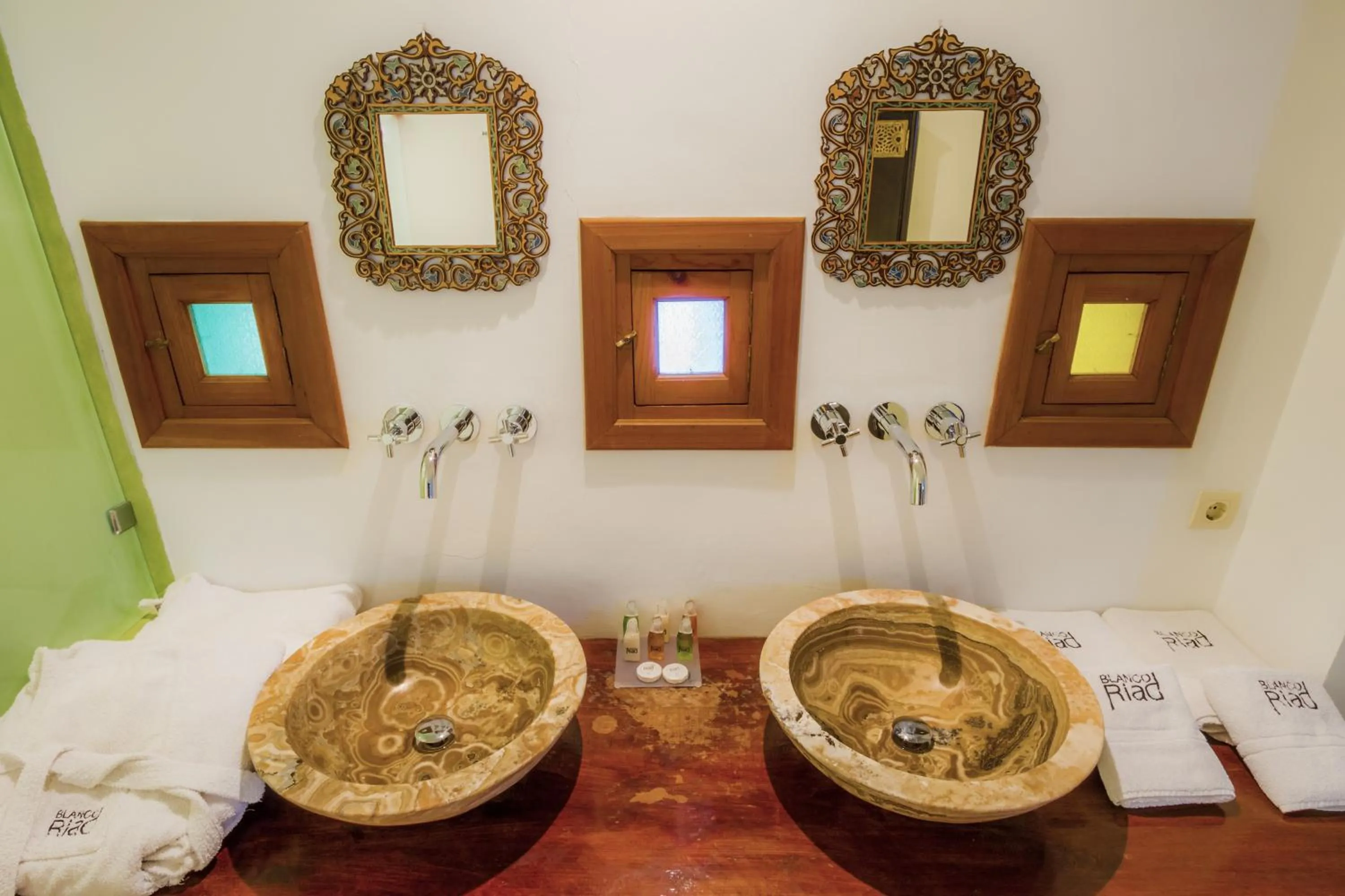 Bathroom in Hotel Blanco Riad