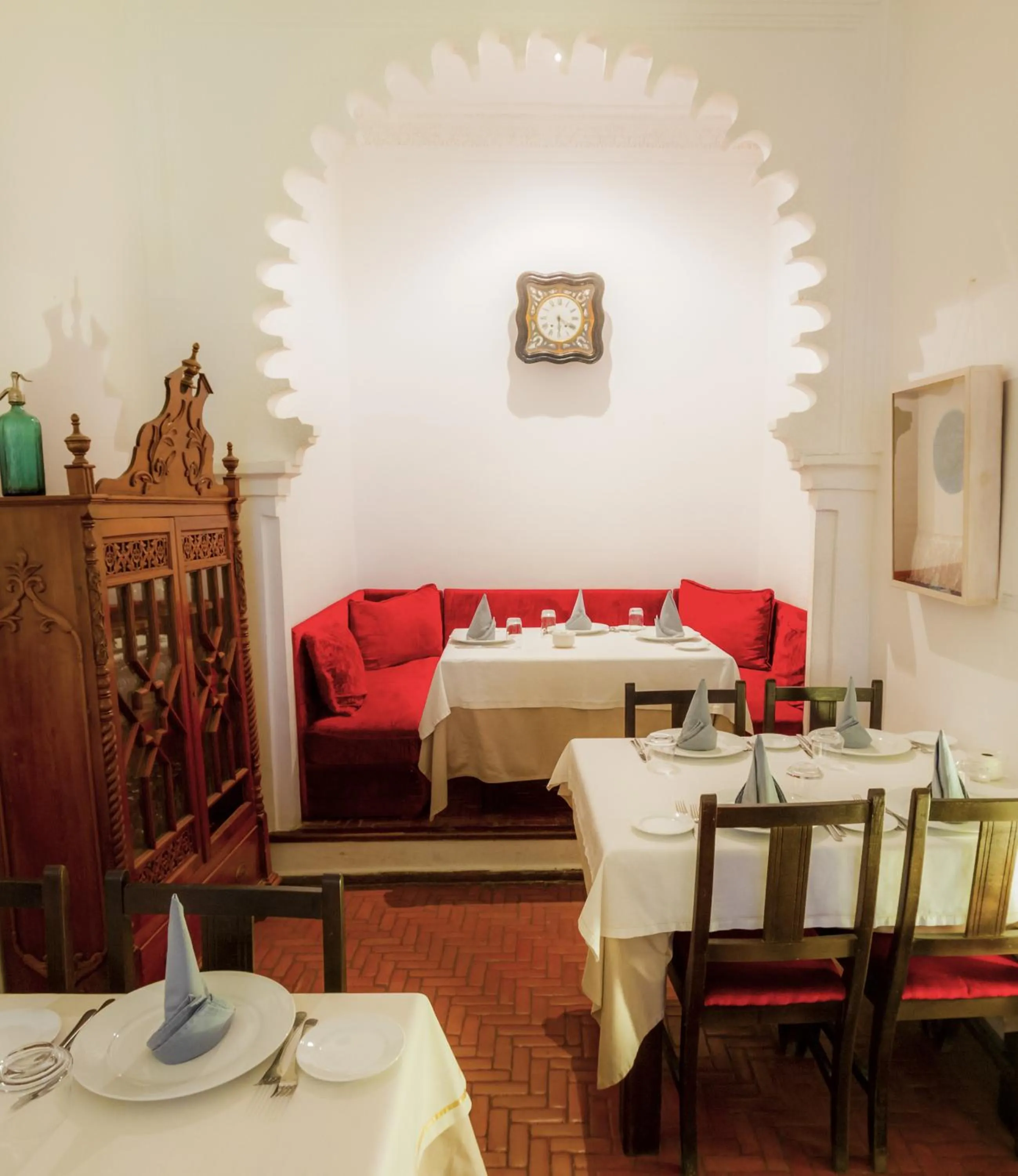 Seating area, Bed in Hotel Blanco Riad
