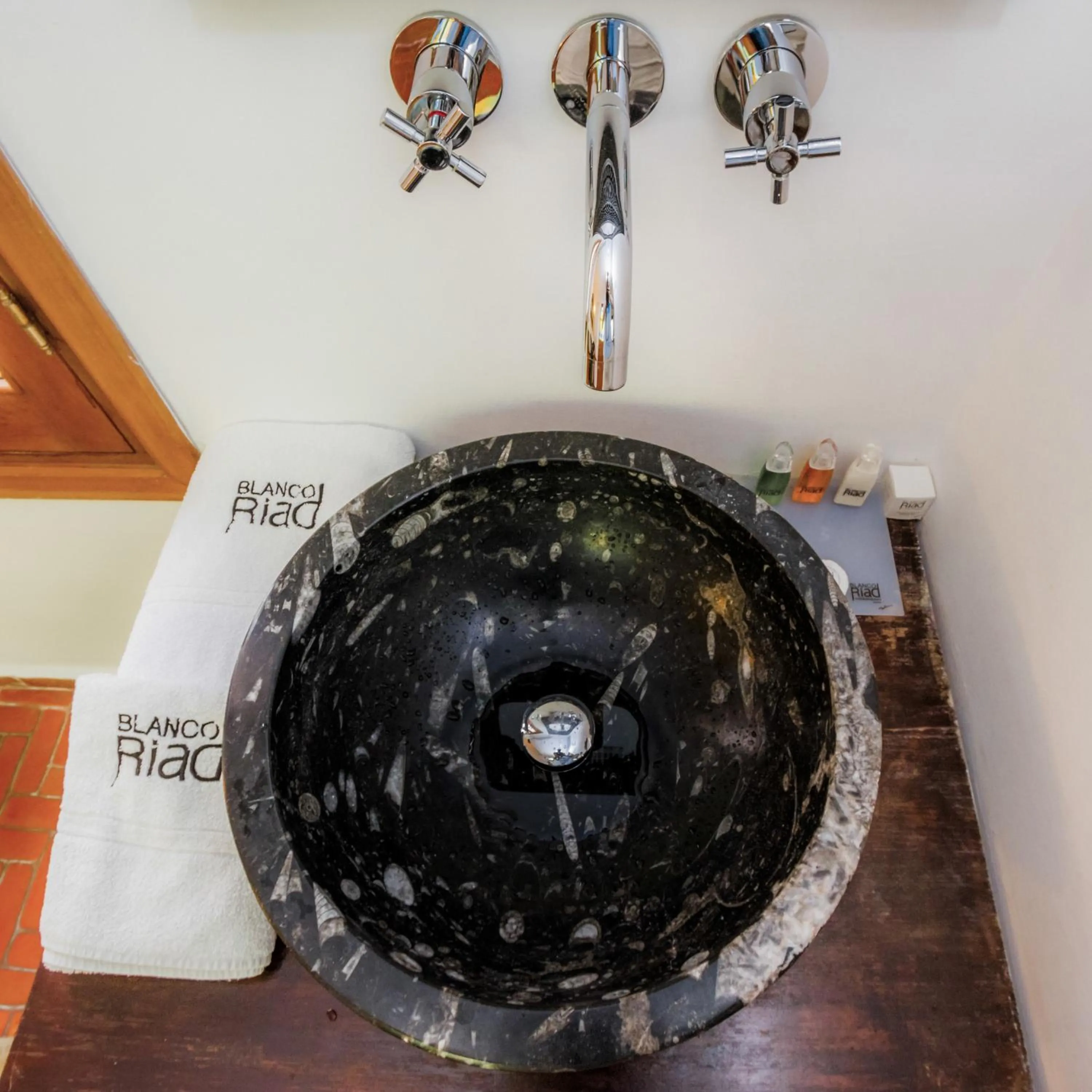 Bathroom in Hotel Blanco Riad