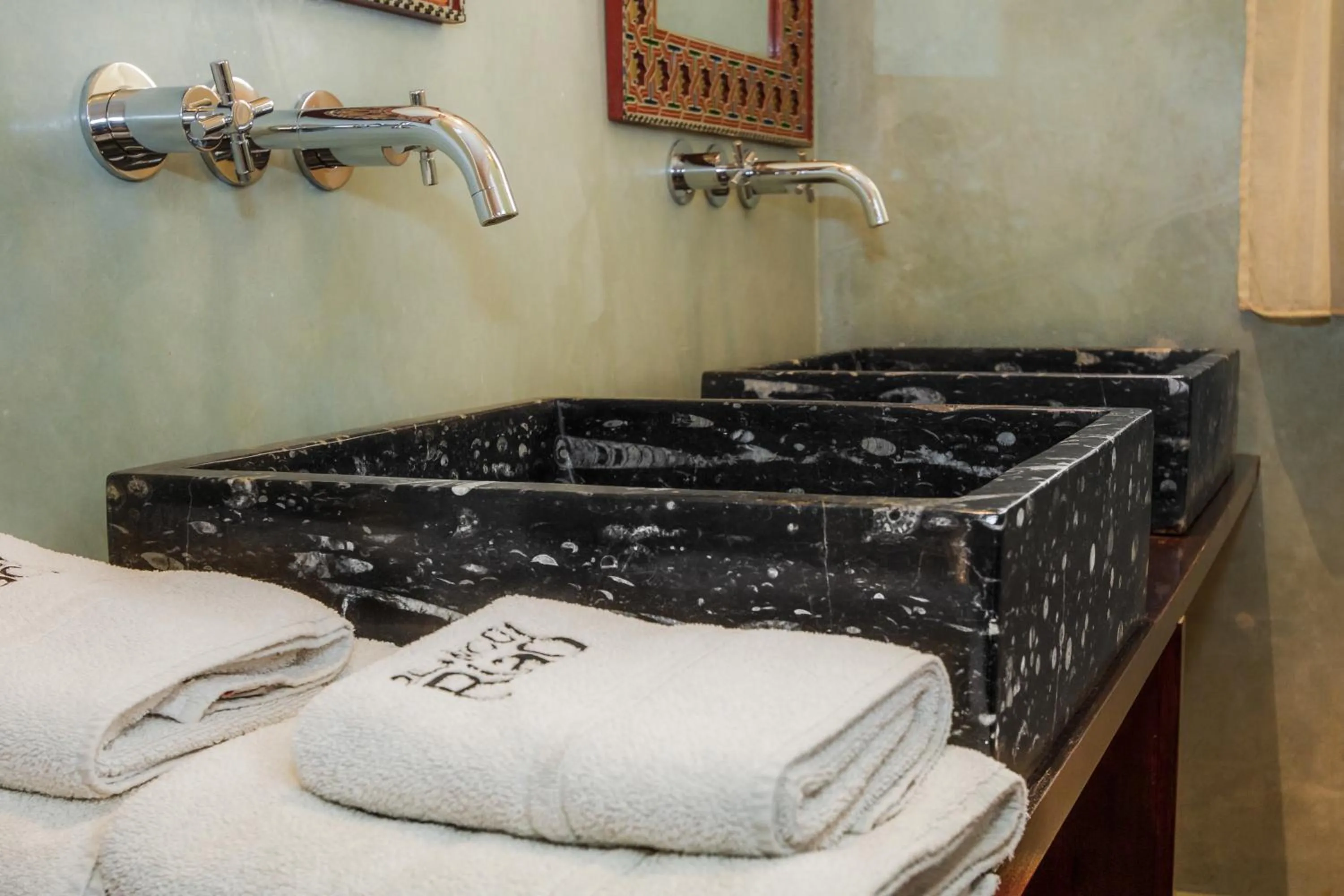 Bathroom, Bed in Hotel Blanco Riad