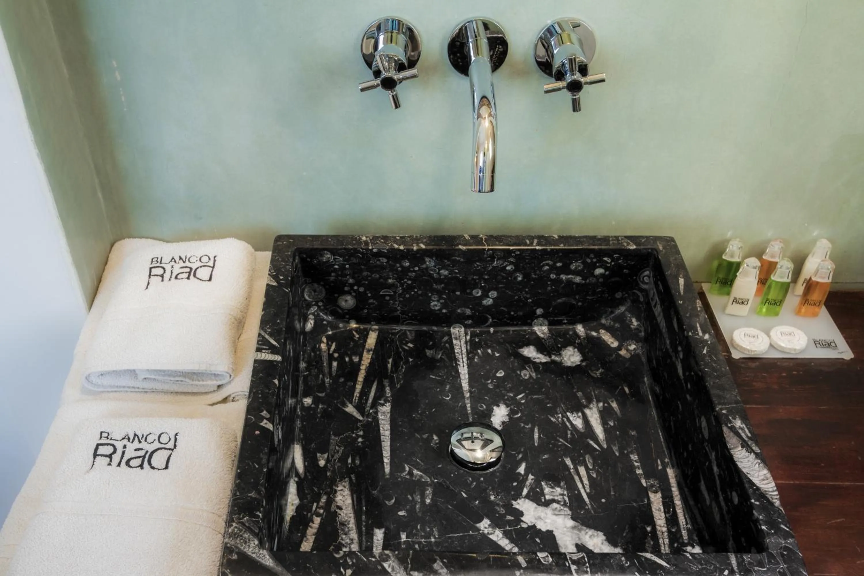 Bathroom in Hotel Blanco Riad