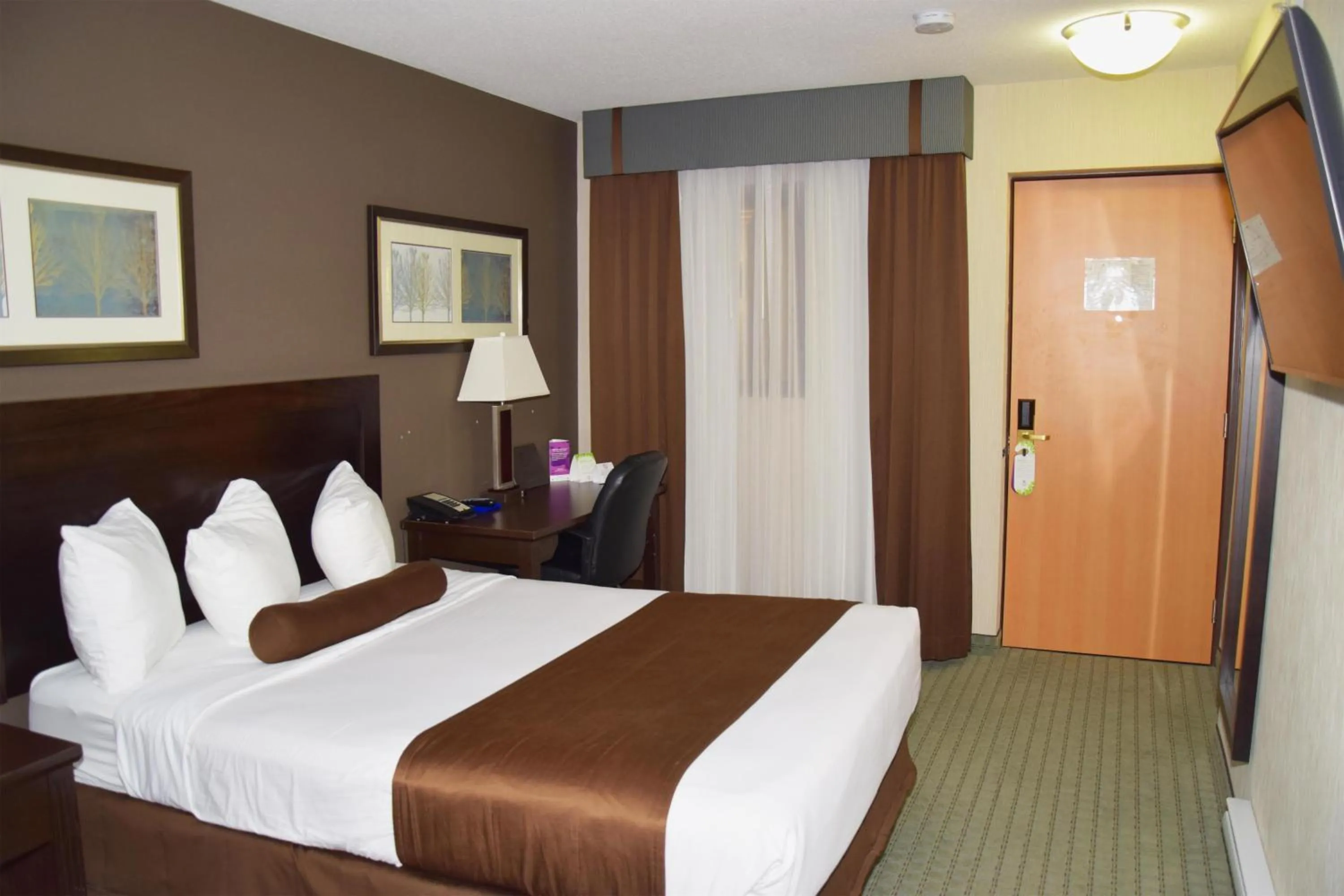 Bedroom, Bed in Coast Lethbridge Hotel & Conference Centre
