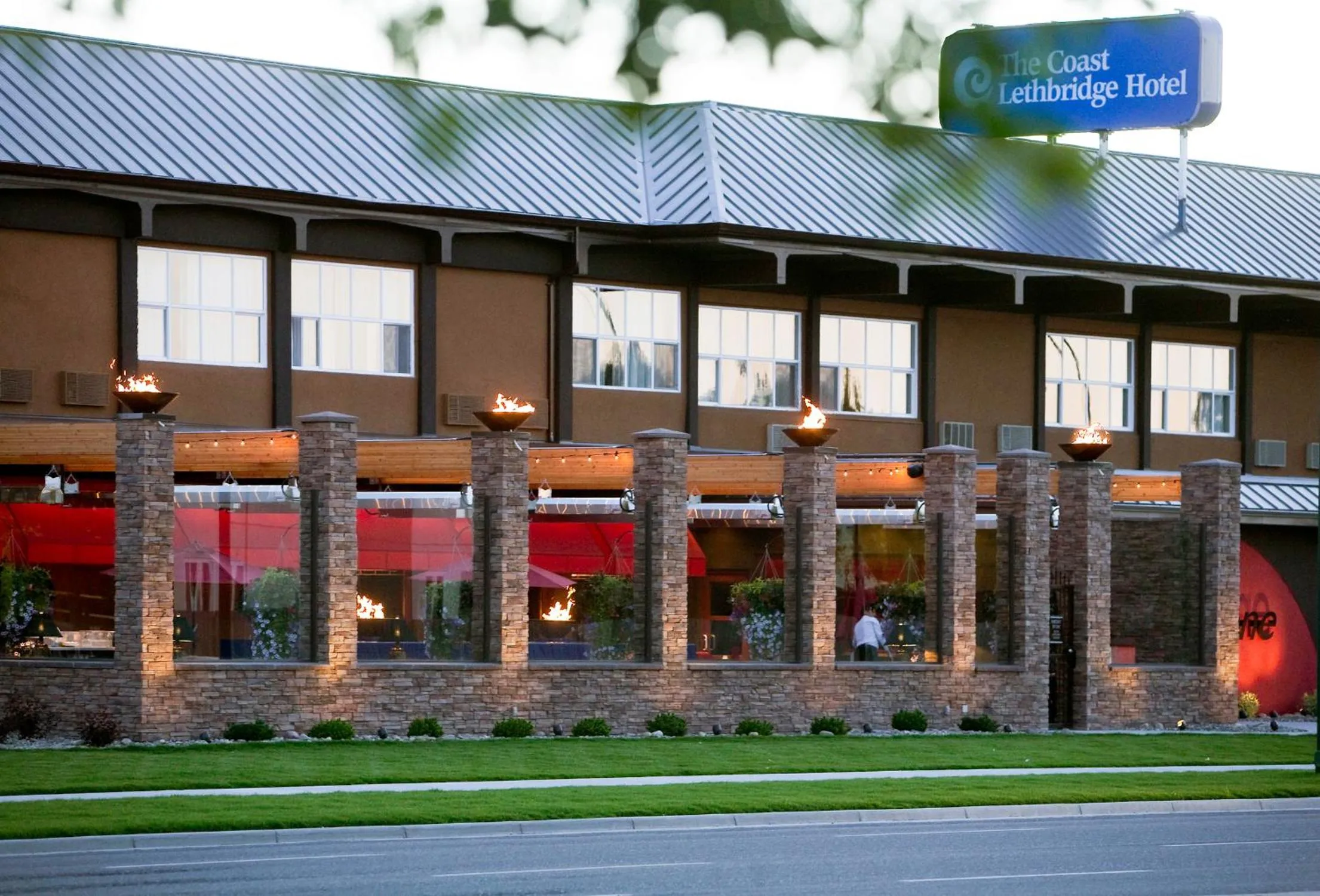 Property building in Coast Lethbridge Hotel & Conference Centre