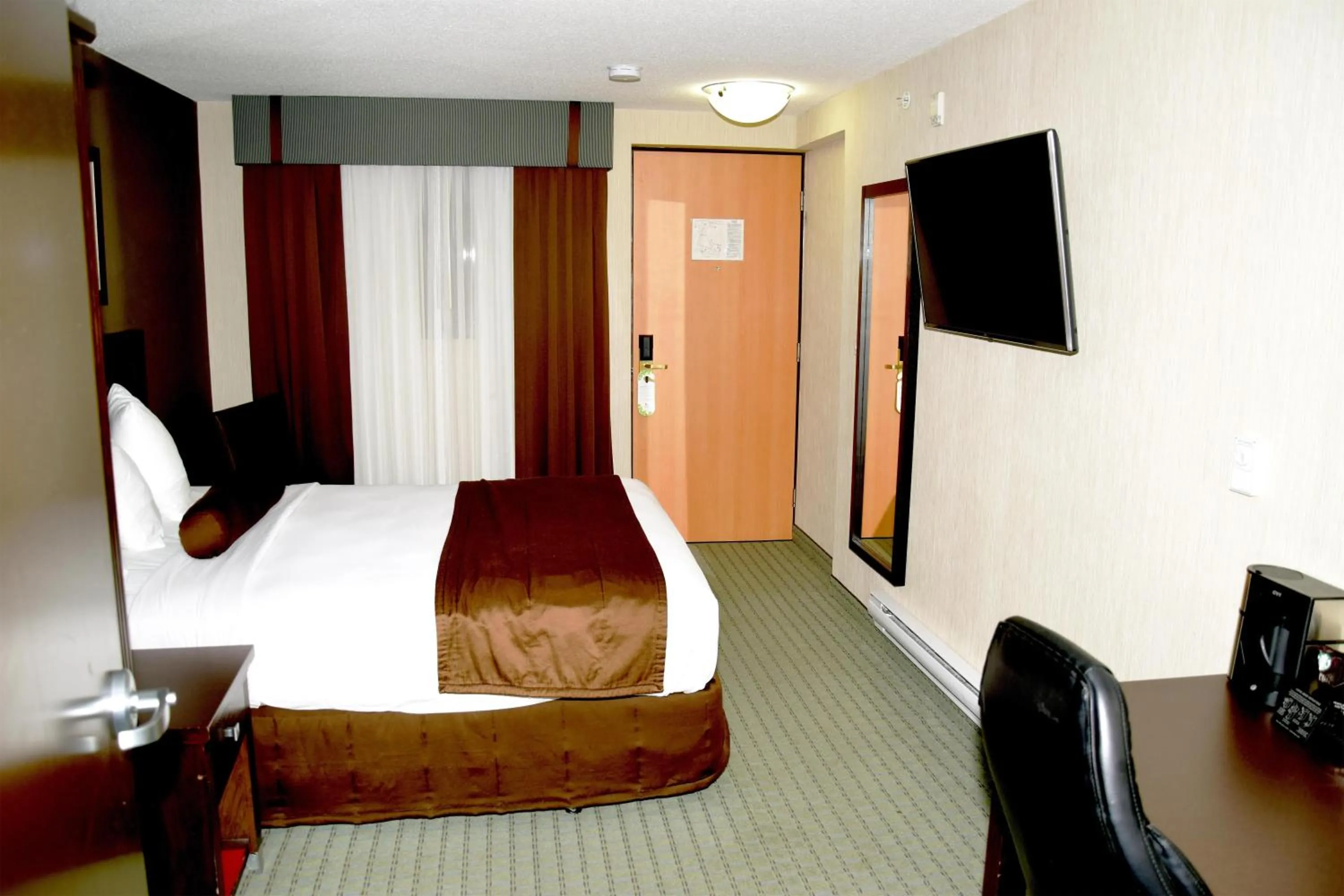 Bedroom, Bed in Coast Lethbridge Hotel & Conference Centre