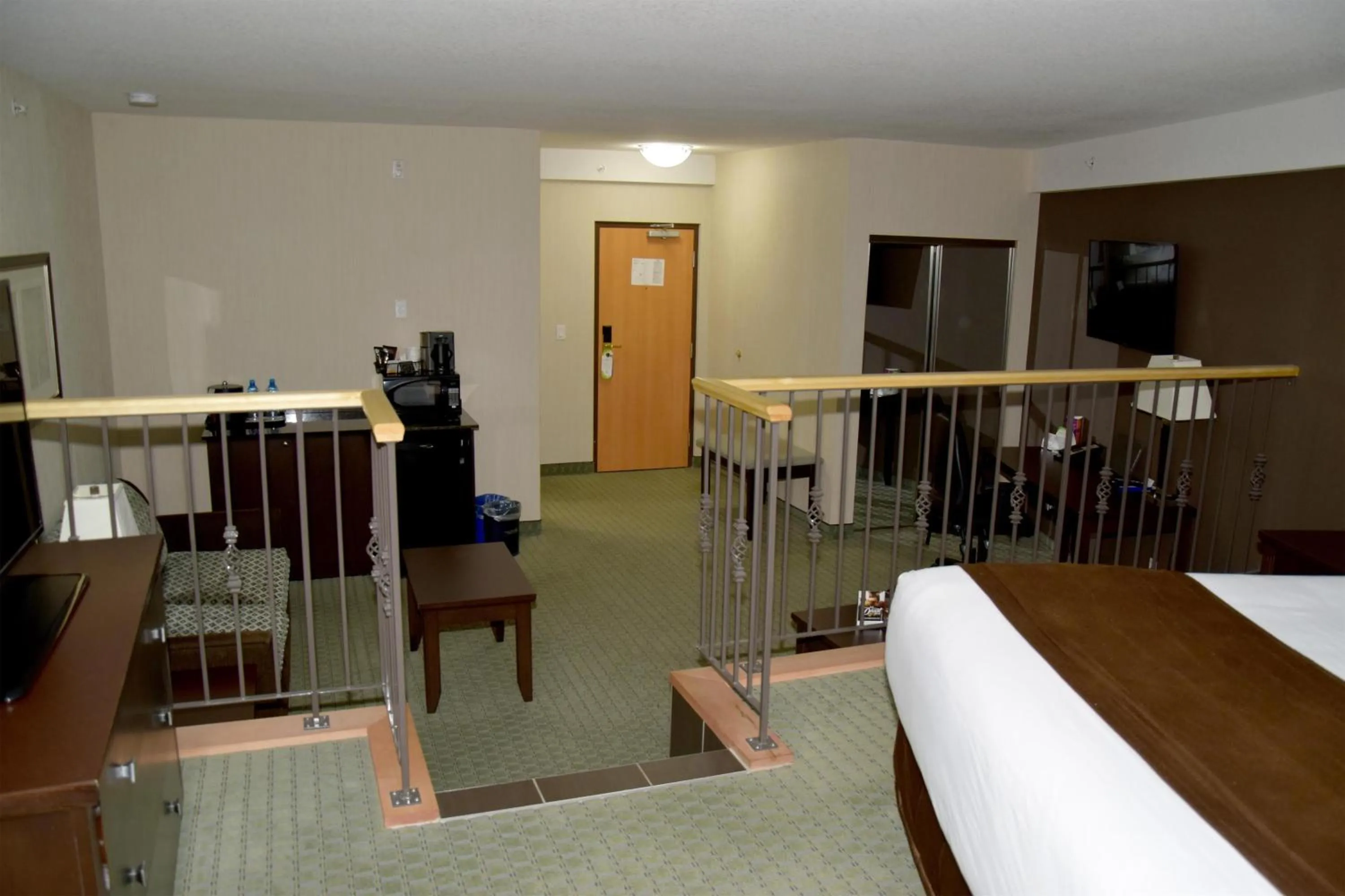 Bedroom, Bed in Coast Lethbridge Hotel & Conference Centre