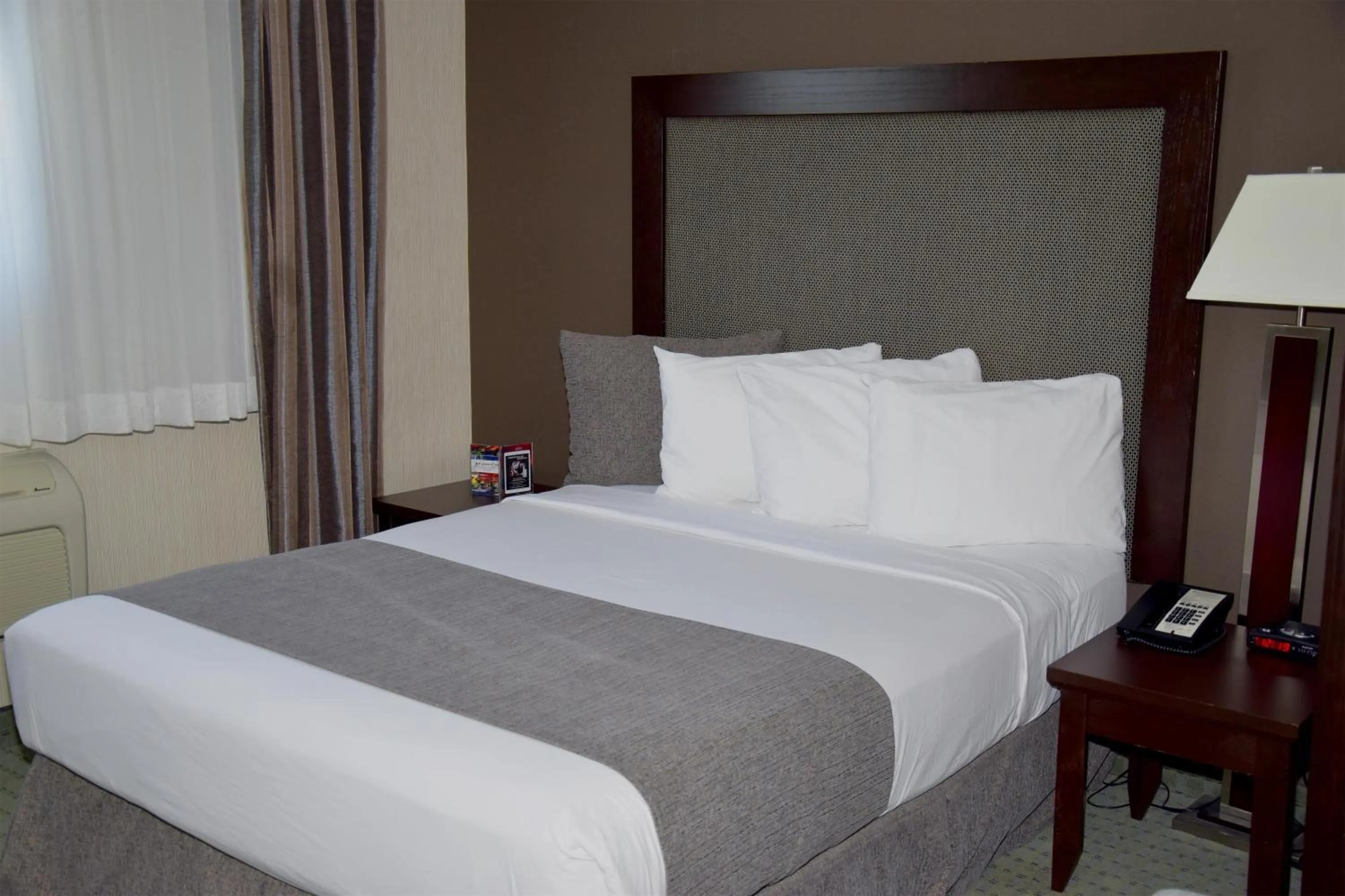 Bedroom, Bed in Coast Lethbridge Hotel & Conference Centre