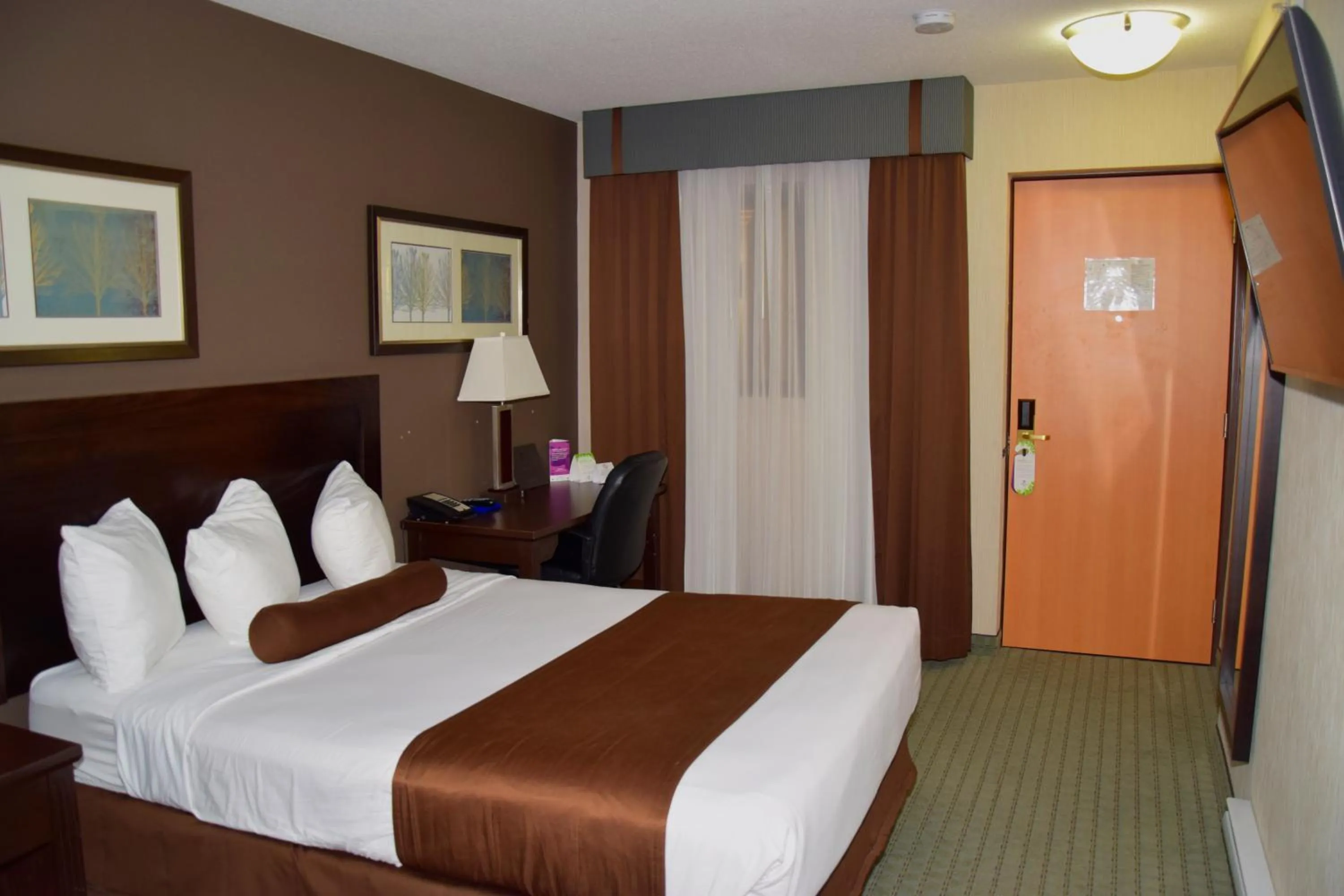 Photo of the whole room, Bed in Coast Lethbridge Hotel & Conference Centre