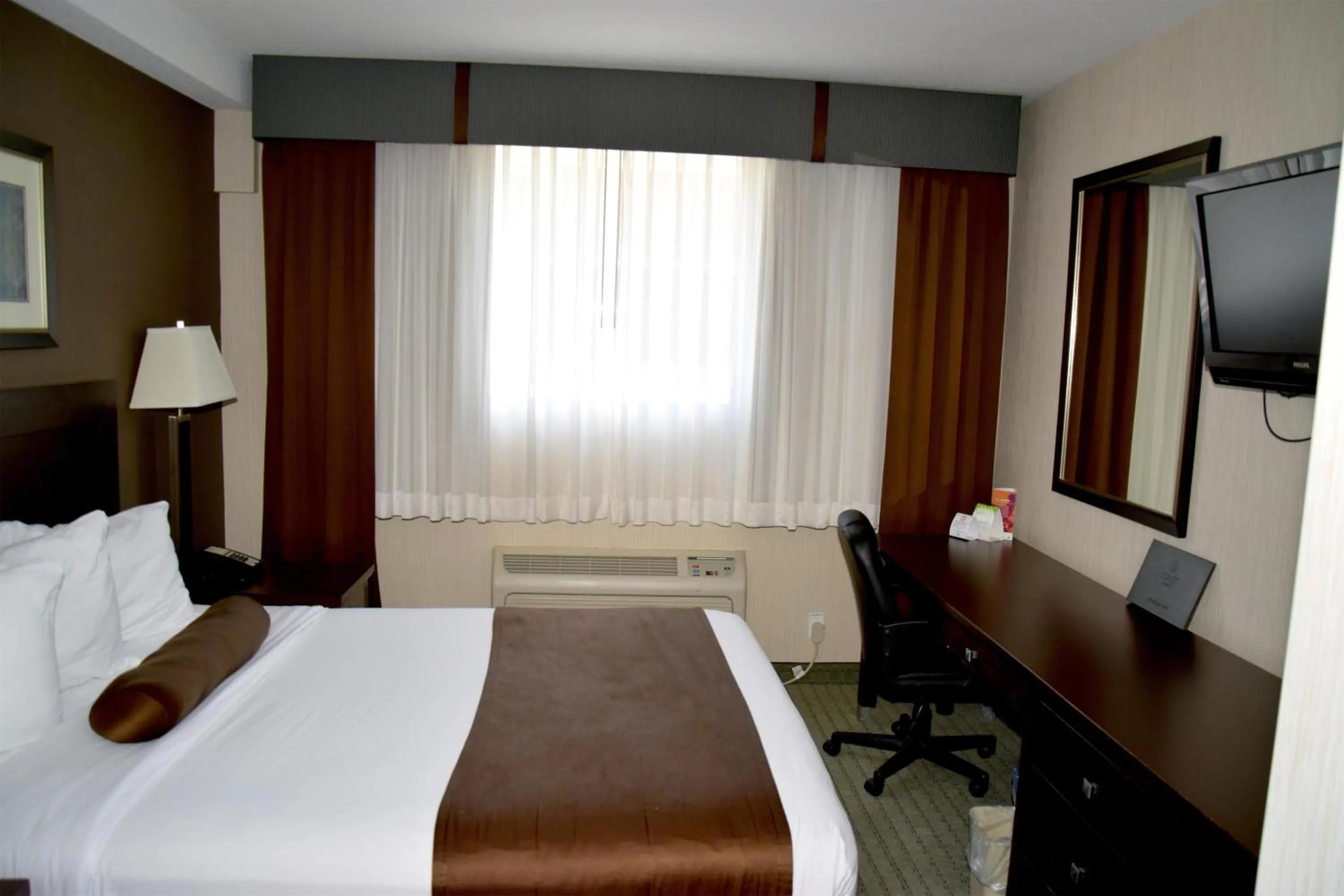 Bedroom, Bed in Coast Lethbridge Hotel & Conference Centre