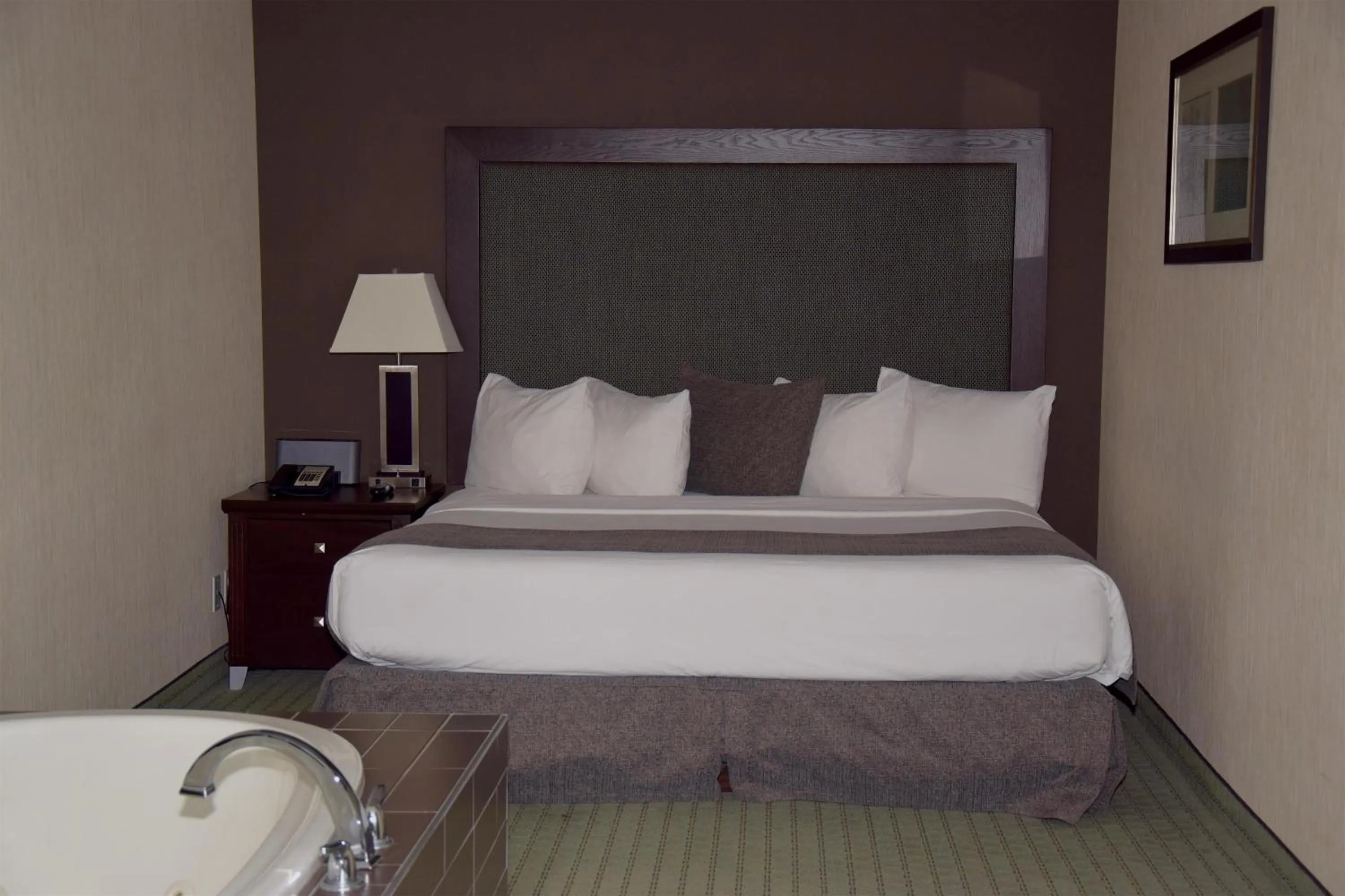 Bedroom, Bed in Coast Lethbridge Hotel & Conference Centre
