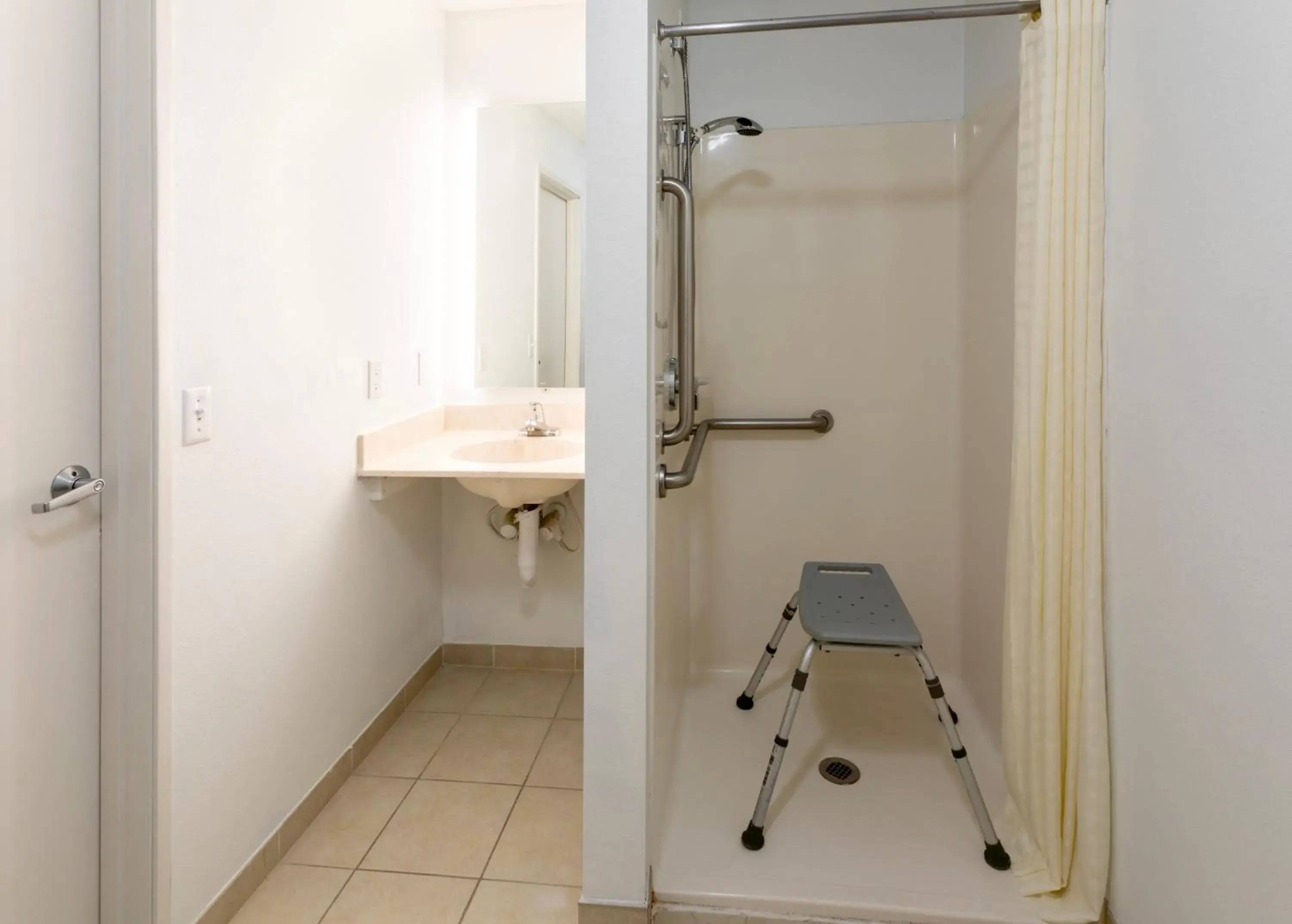 Queen Studio - Disability Access in Grandstay Apple Valley Queen Studio - Disability Access in Grandstay Apple Valley