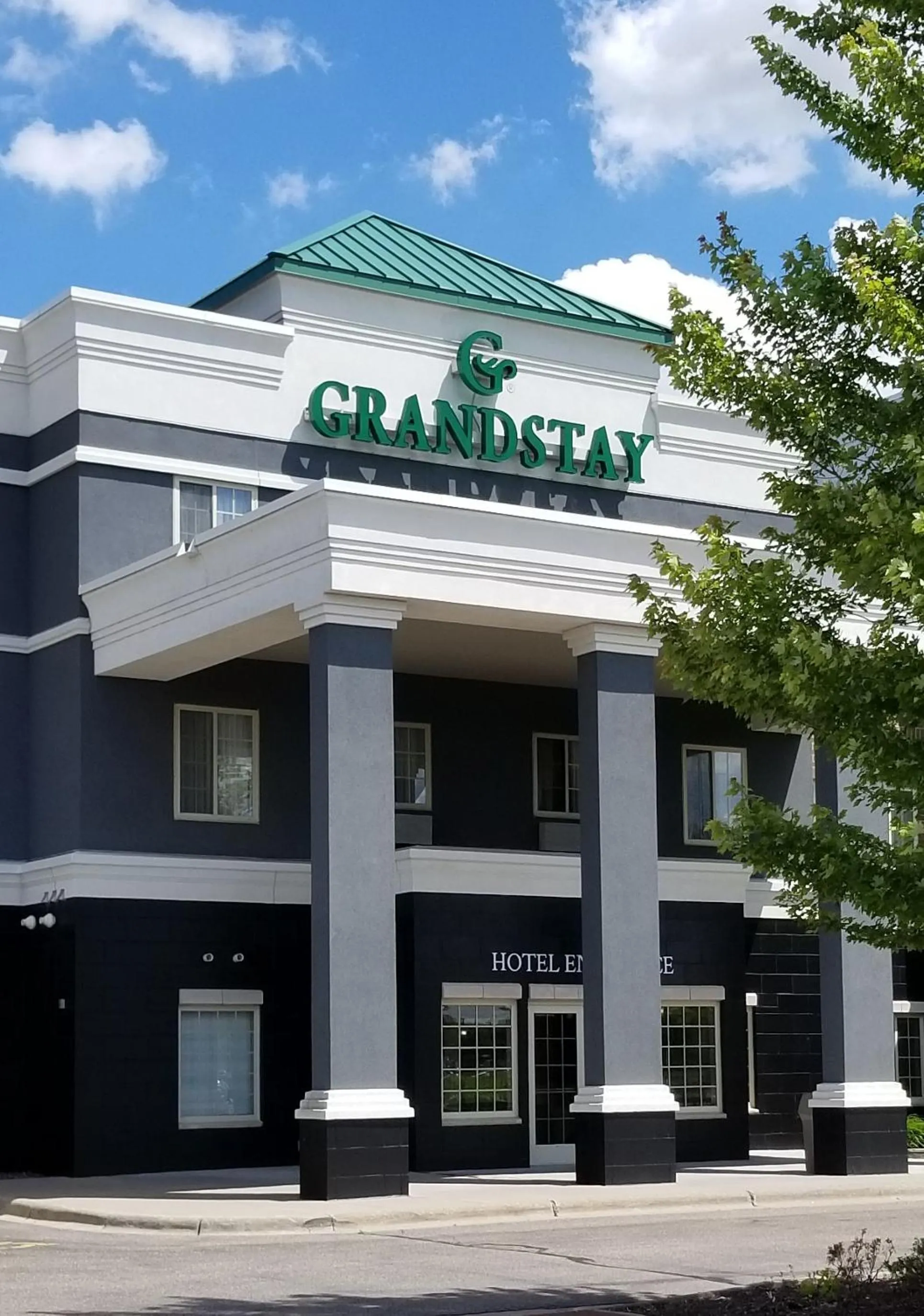 Property building in Grandstay Apple Valley
