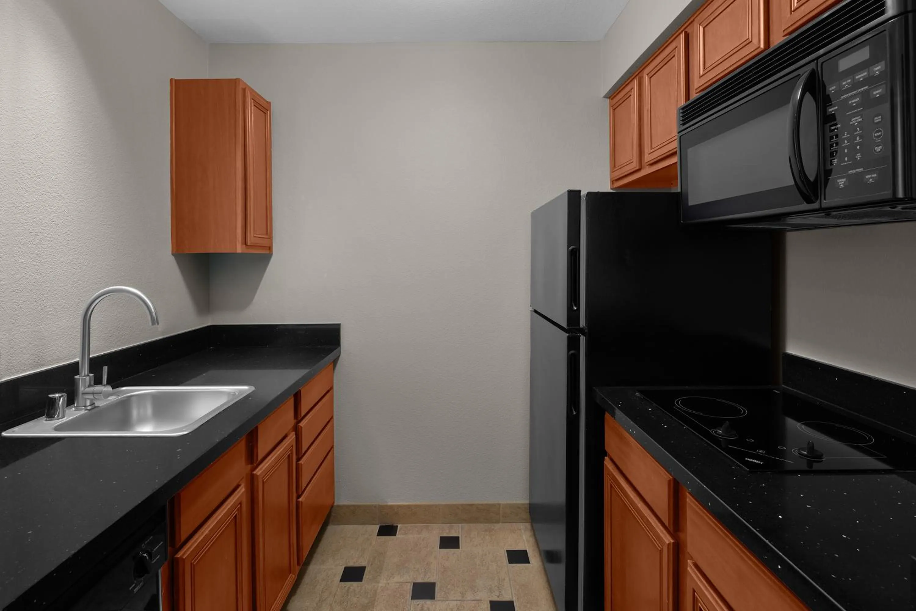 Kitchen or kitchenette in Larkspur Landing Extended Stay Suites Sunnyvale