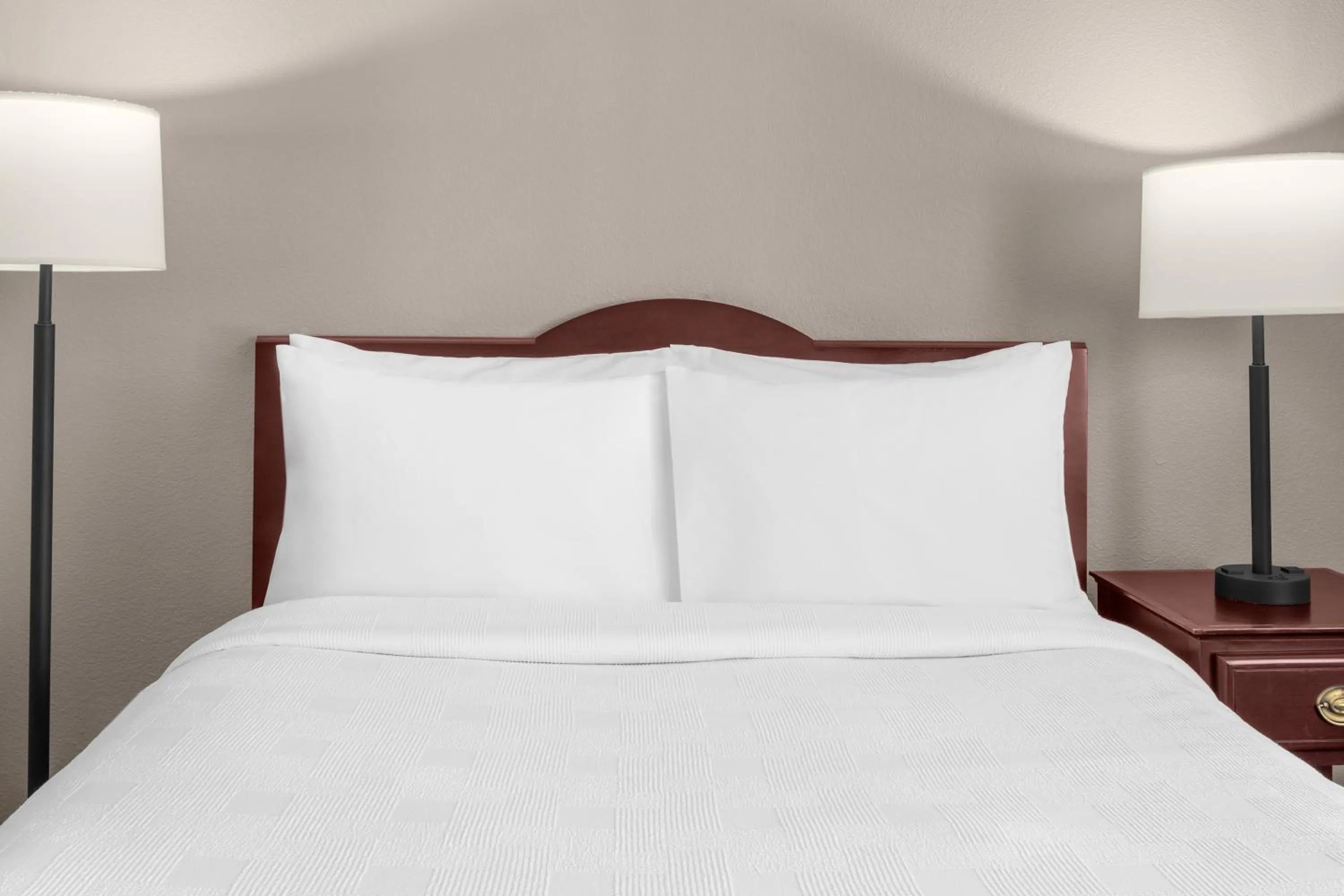 Bed in Larkspur Landing Extended Stay Suites Milpitas