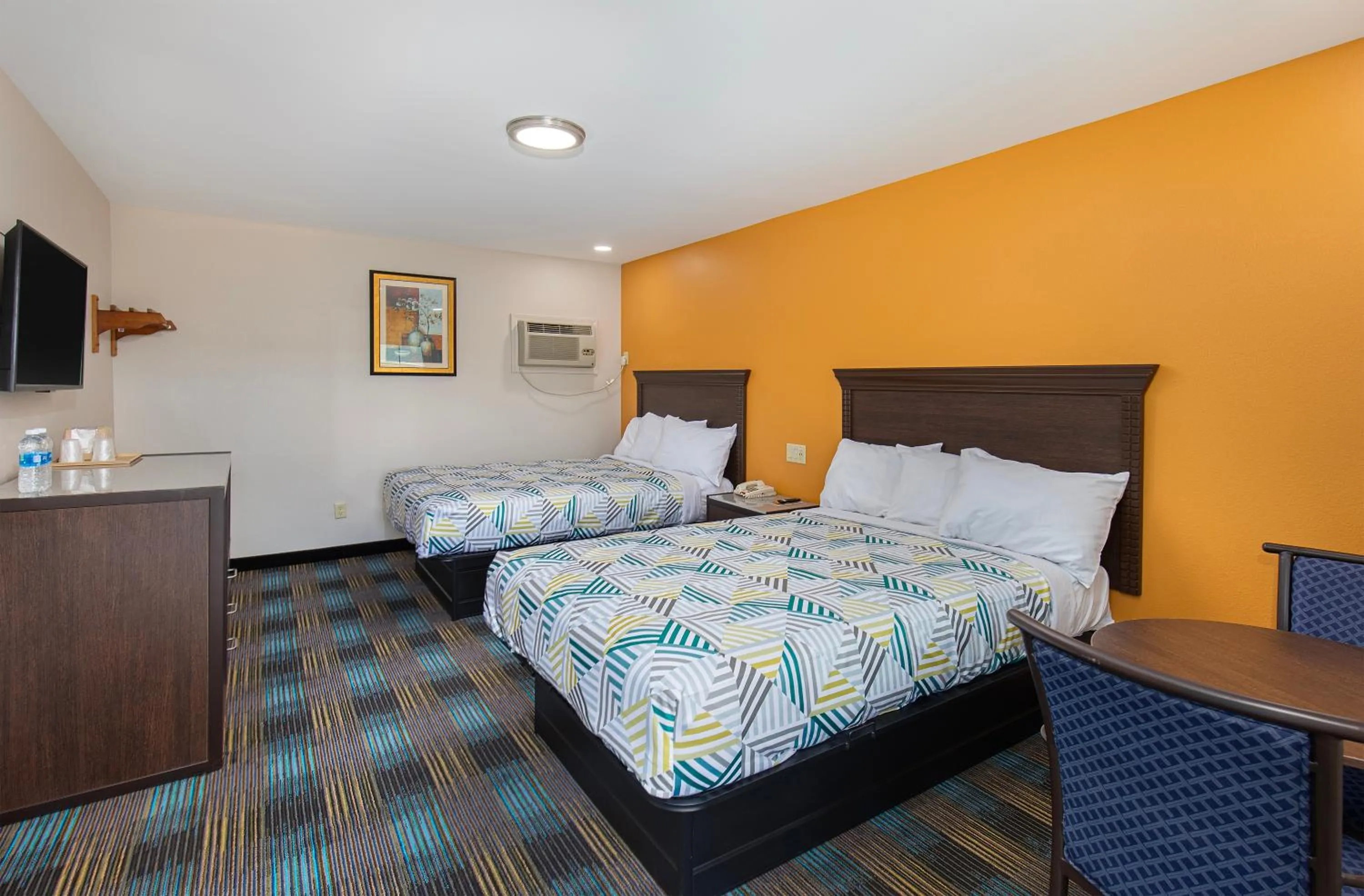 Bed in Cardinal Motel Bowling Green