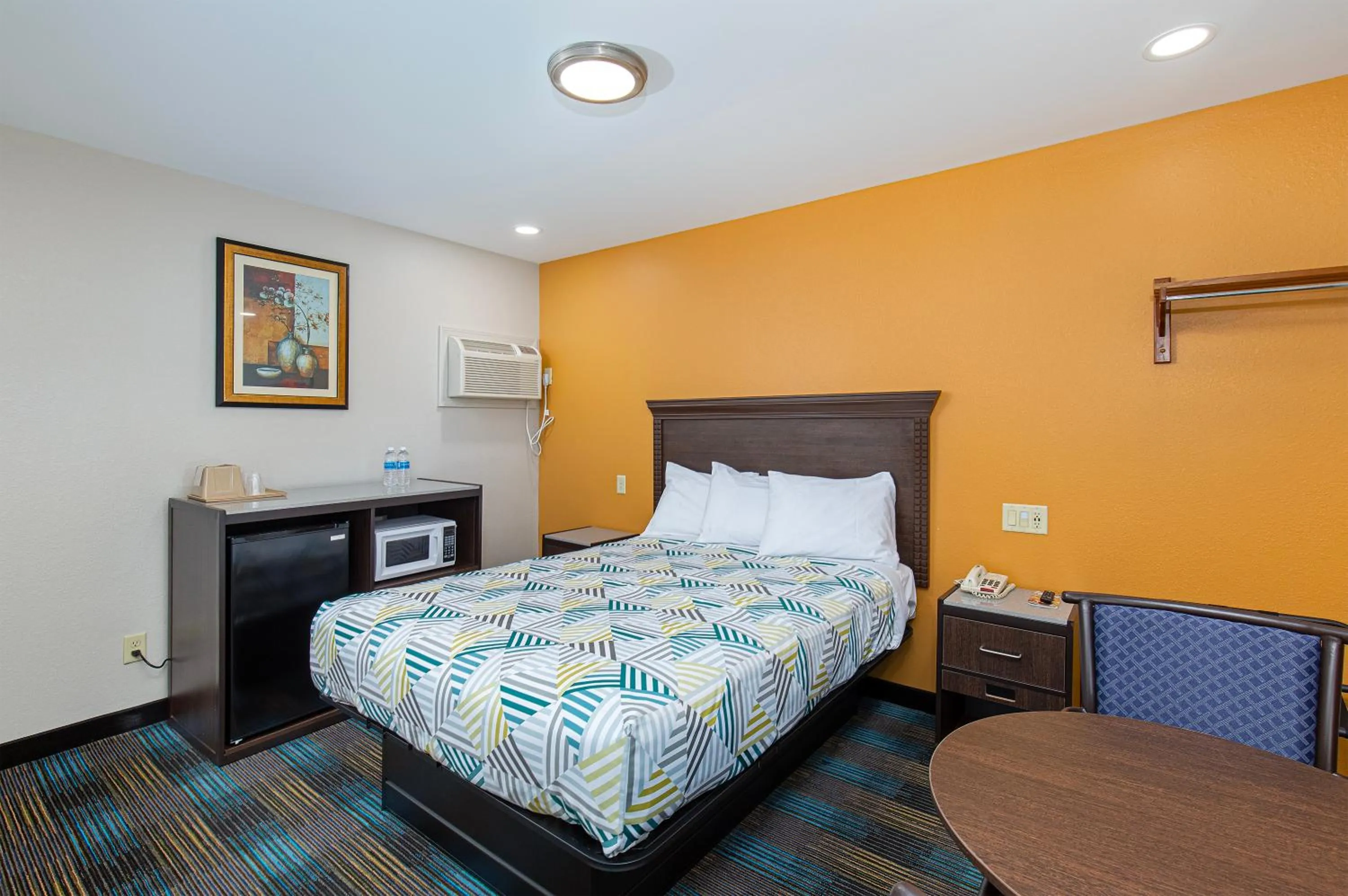 Bed in Cardinal Motel Bowling Green