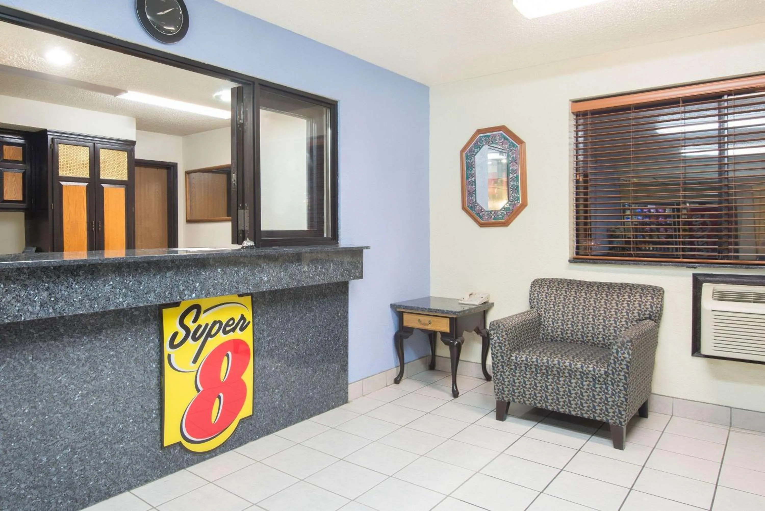 Lobby or reception in Super 8 by Wyndham New Castle