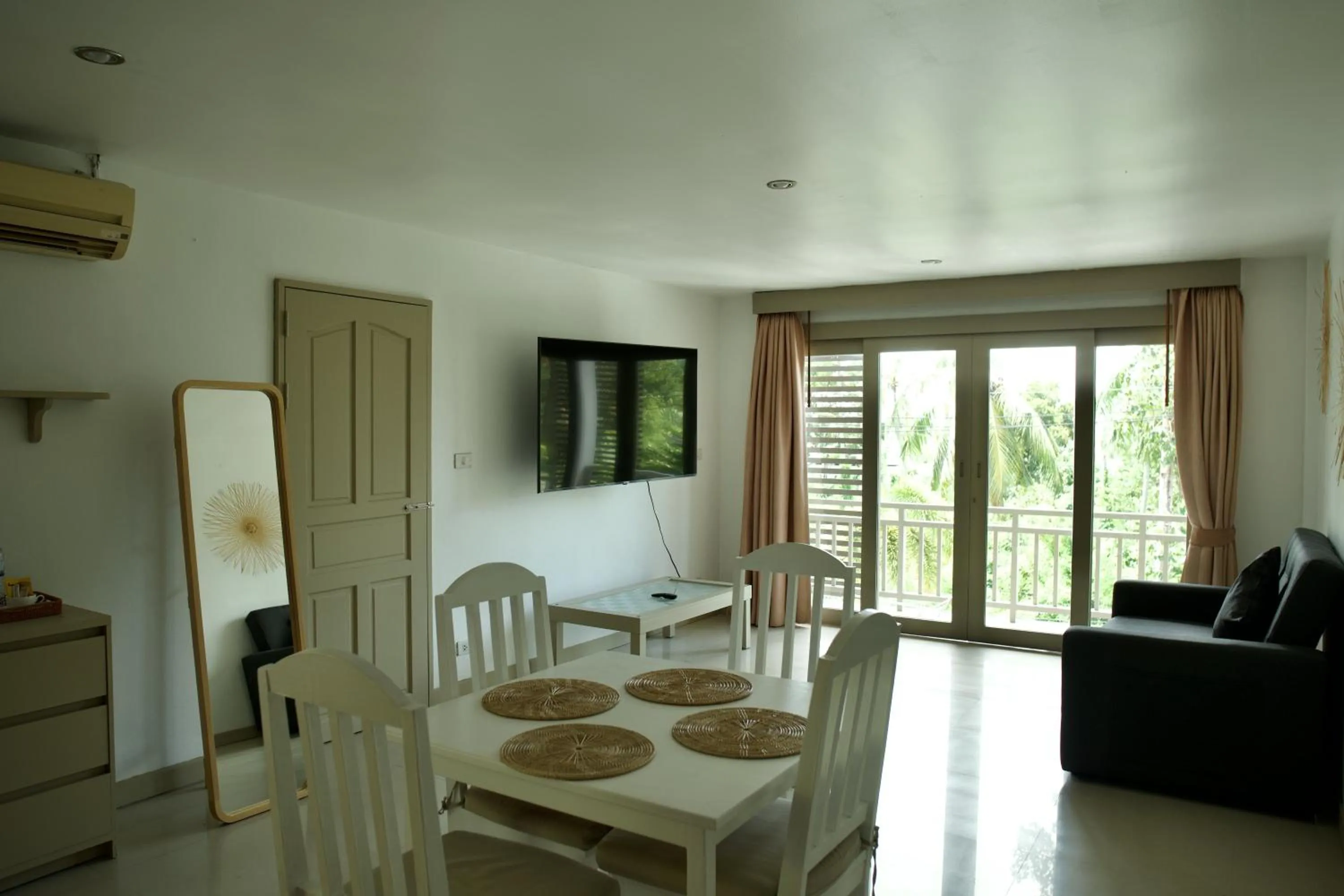 Communal lounge/ TV room in Ampha Place Hotel