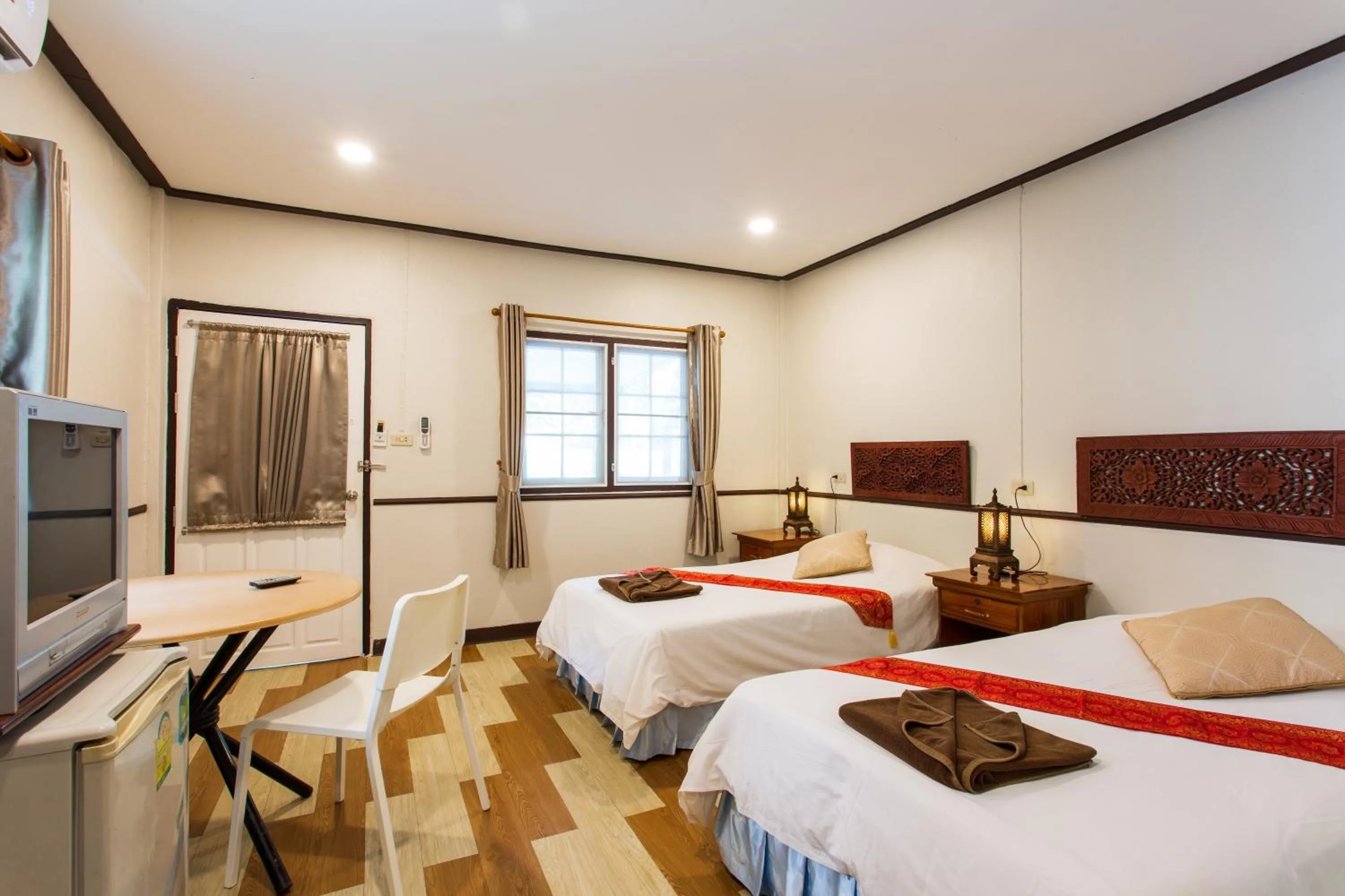 Bedroom, Bed in Harry's Bungalows