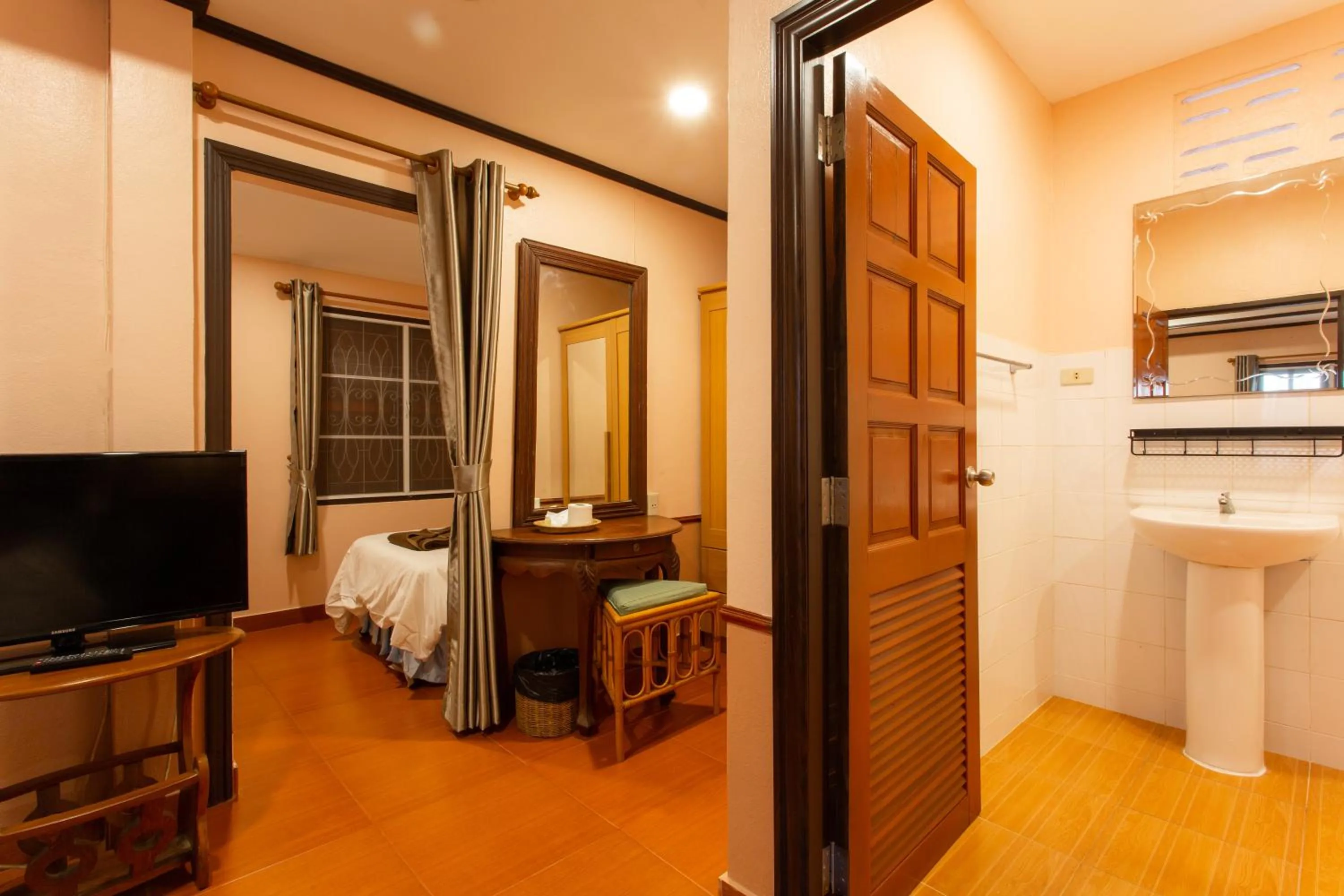 Bathroom, Bed in Harry's Bungalows