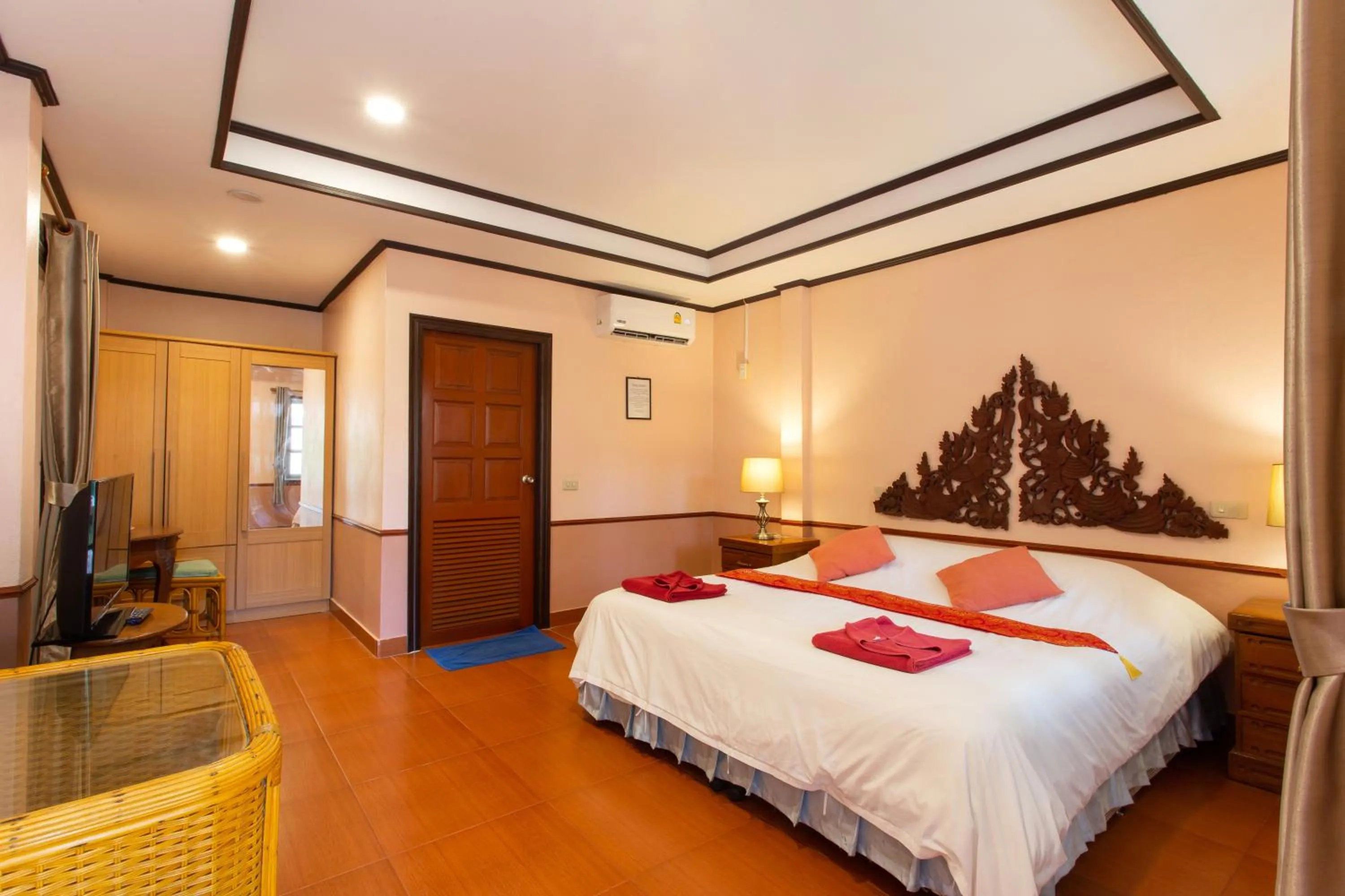 Bedroom, Bed in Harry's Bungalows