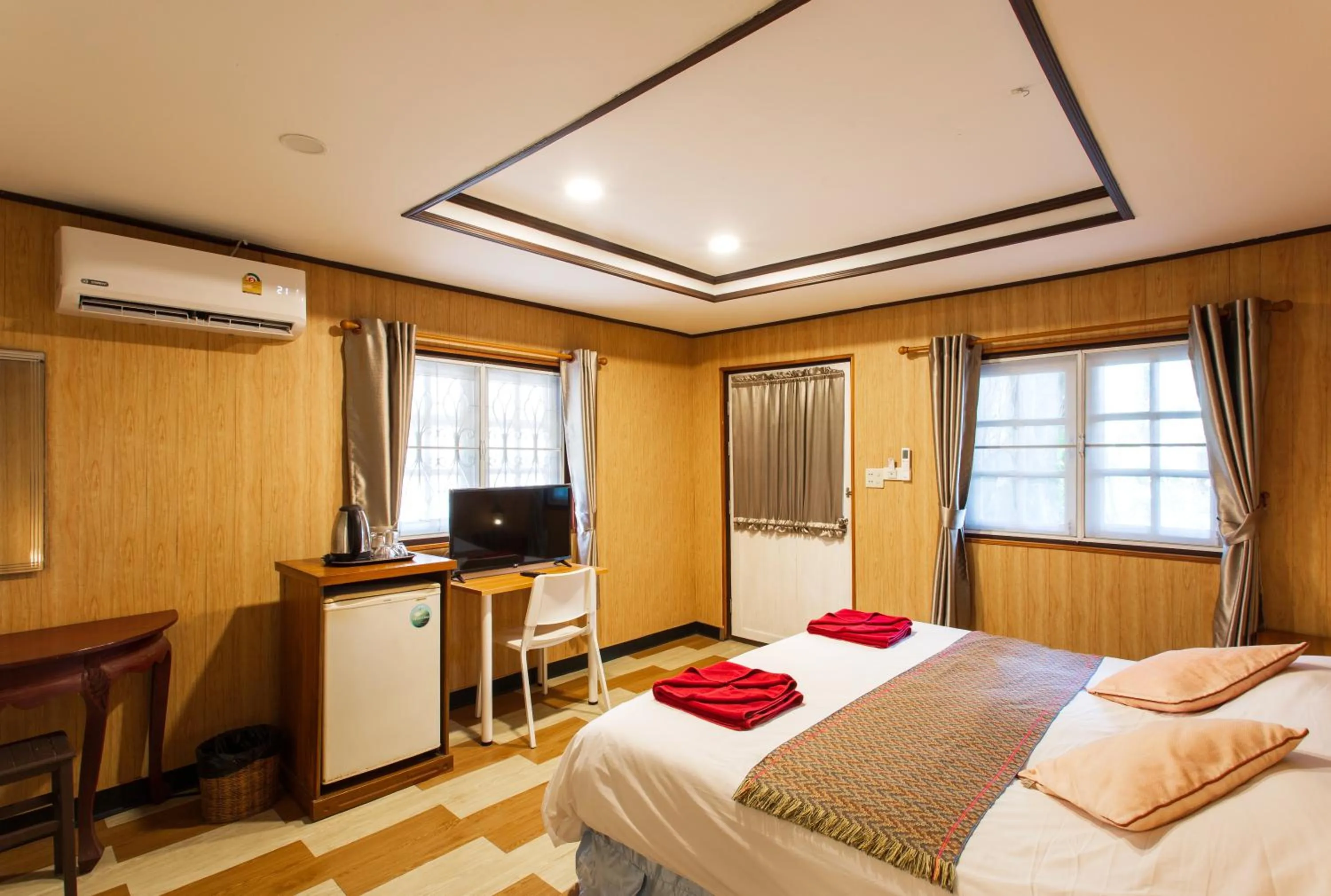 Bedroom, Bed in Harry's Bungalows