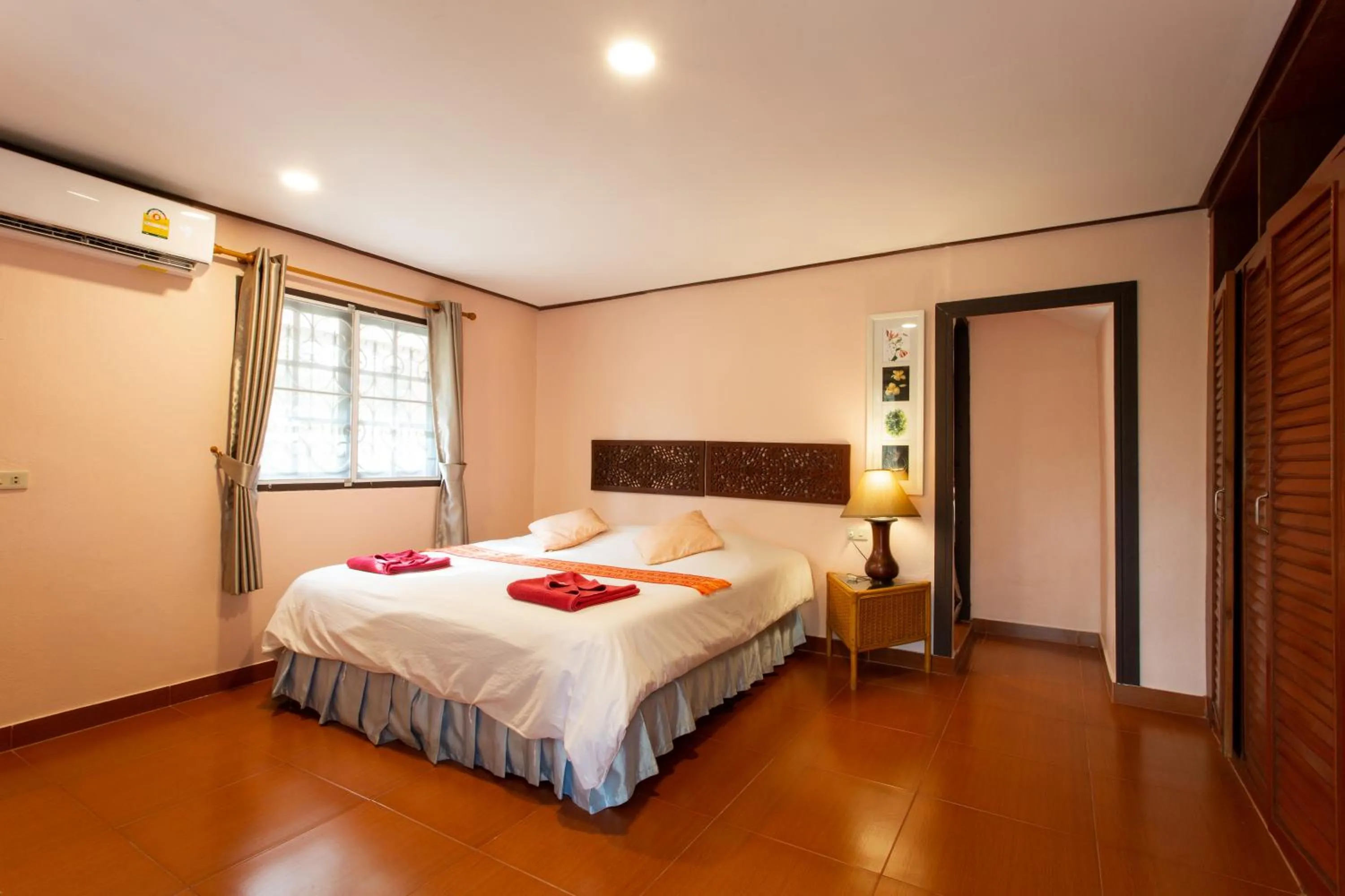 Photo of the whole room, Bed in Harry's Bungalows