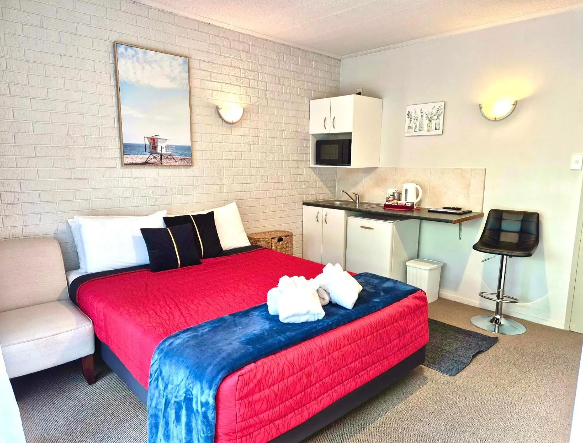 Bed in Absolute Lake View Motel