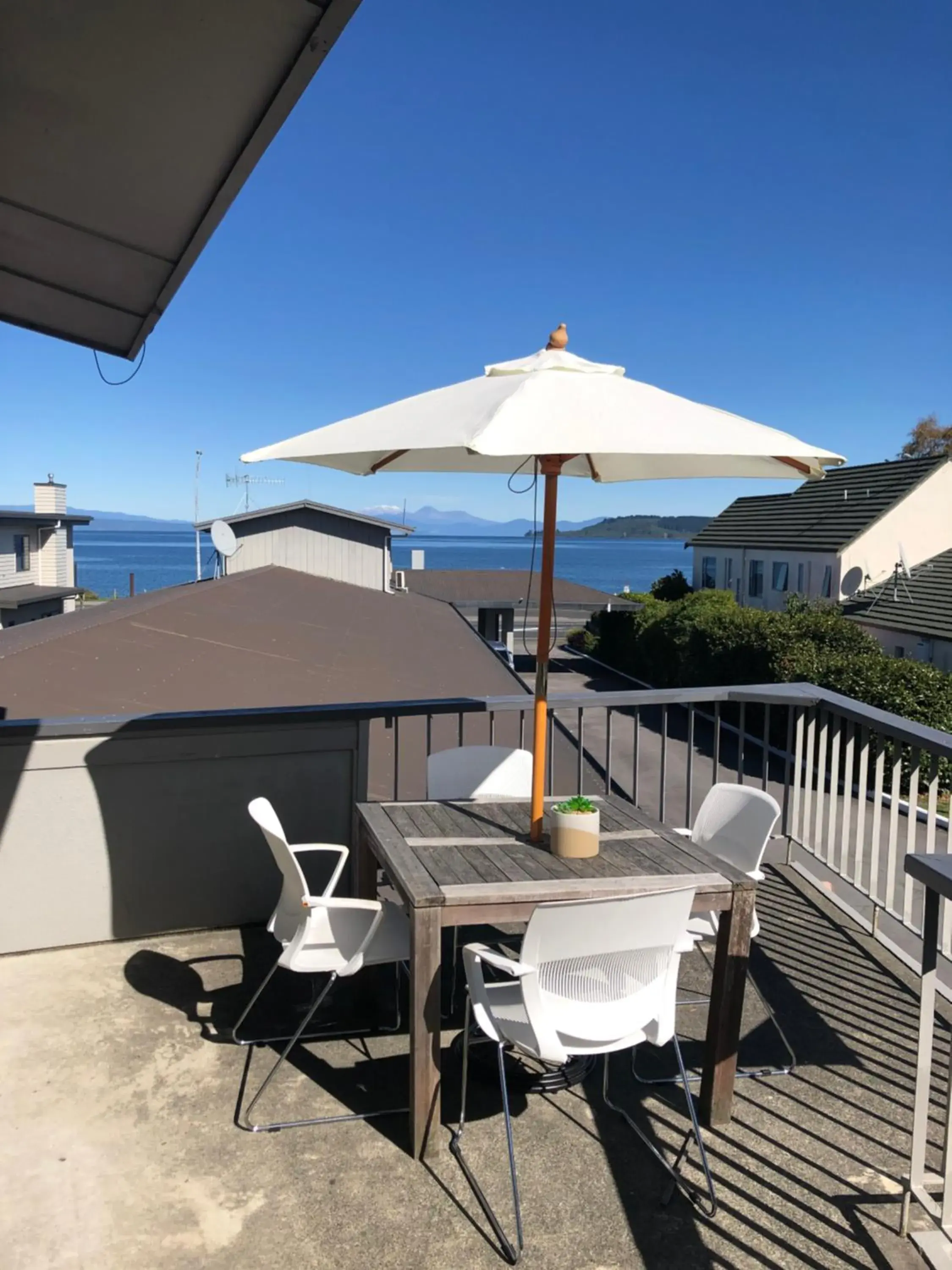 Two-Bedroom Suite with Lake View in Absolute Lake View Motel Two-Bedroom Suite with Lake View in Absolute Lake View Motel