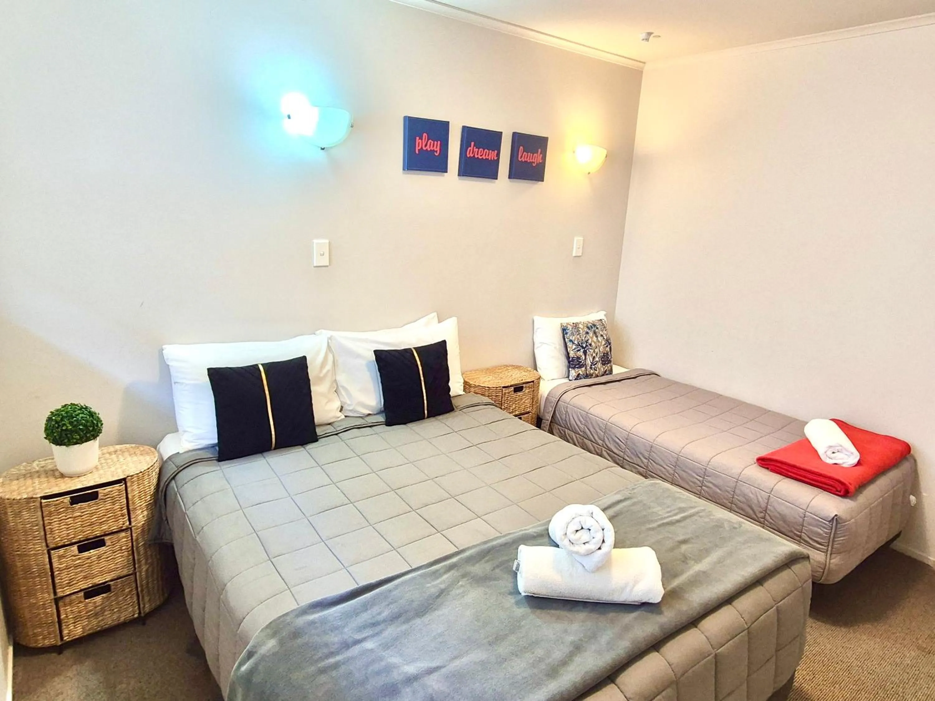 Bed in Absolute Lake View Motel