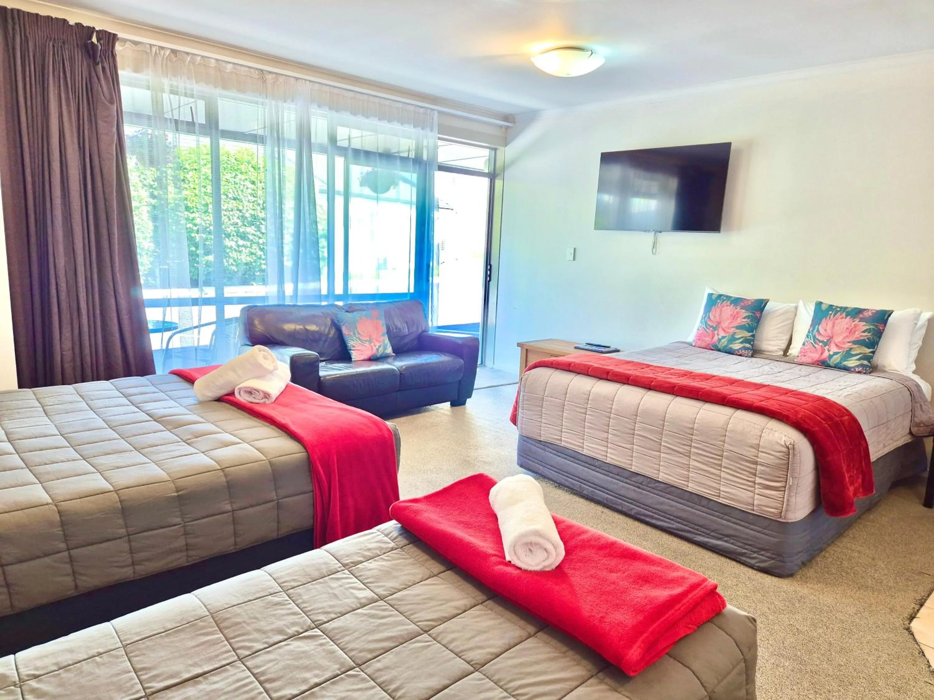 Bed in Absolute Lake View Motel