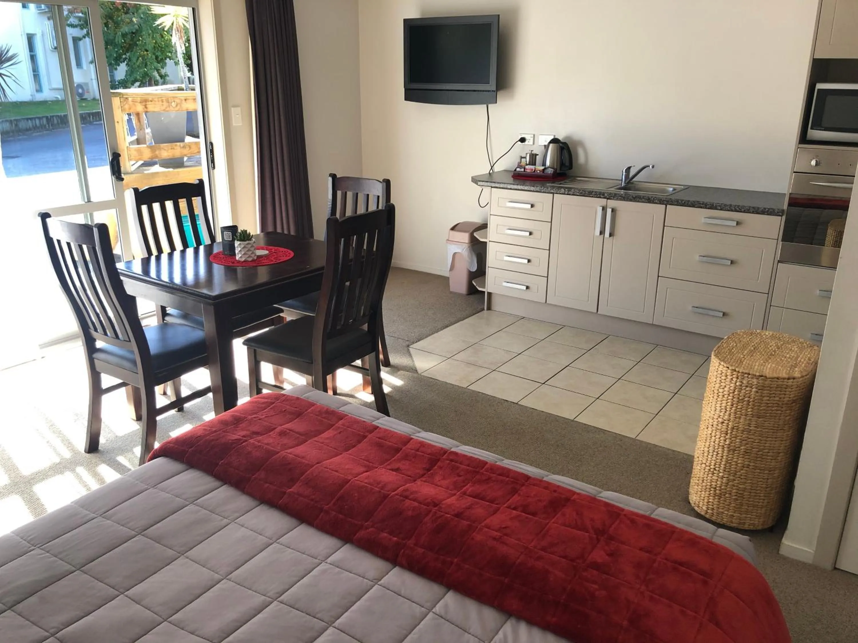 One-Bedroom Suite in Absolute Lake View Motel