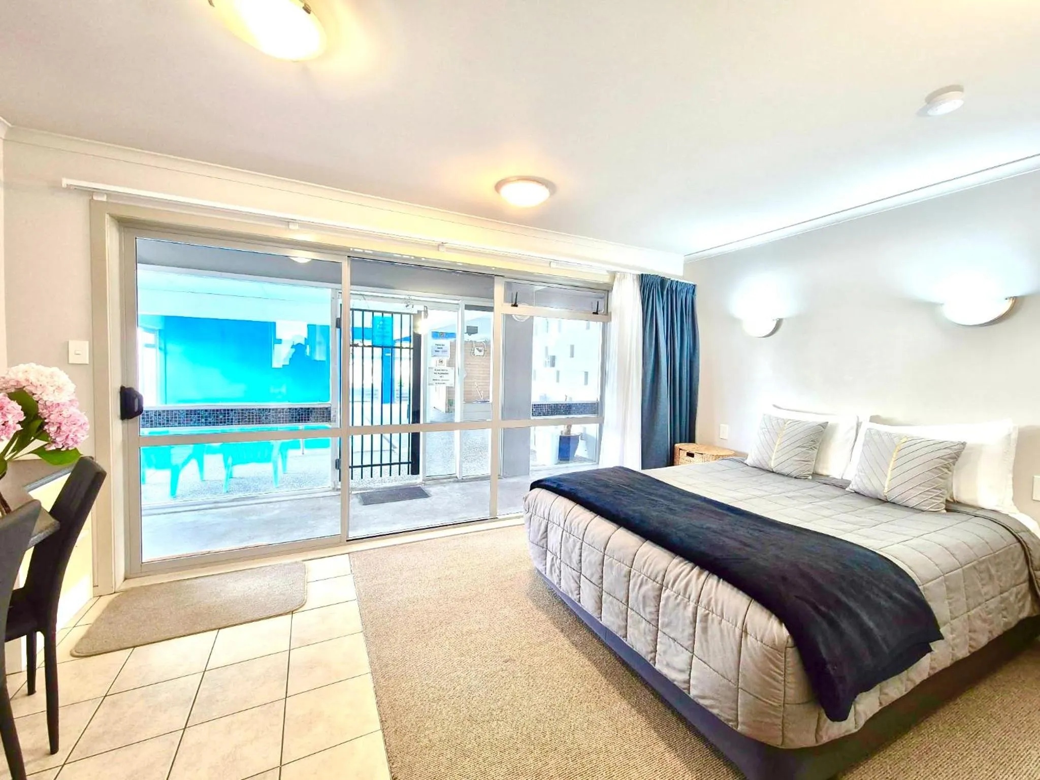 Bed in Absolute Lake View Motel