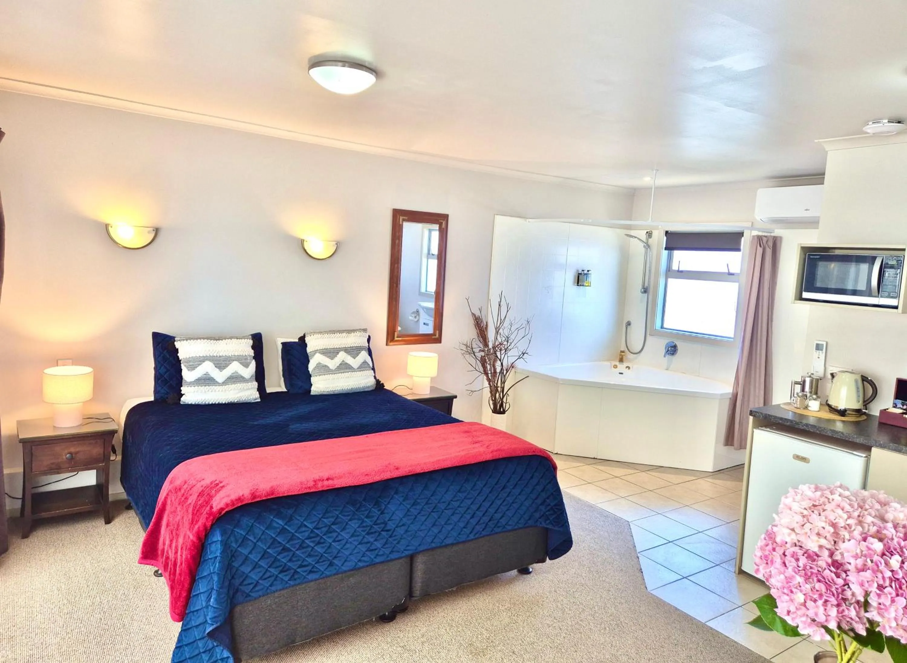 Bed in Absolute Lake View Motel