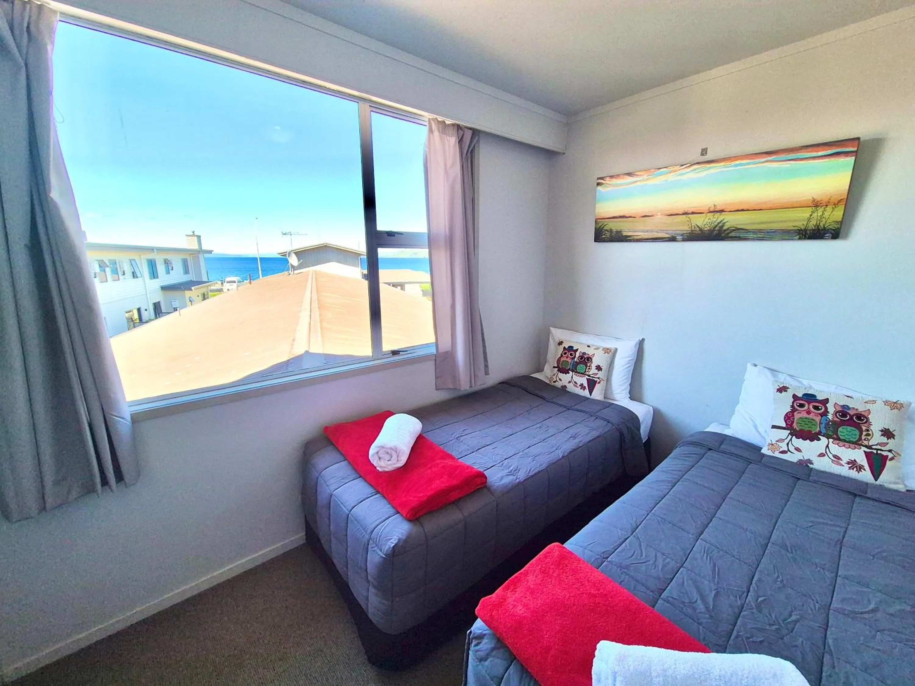 Bed in Absolute Lake View Motel