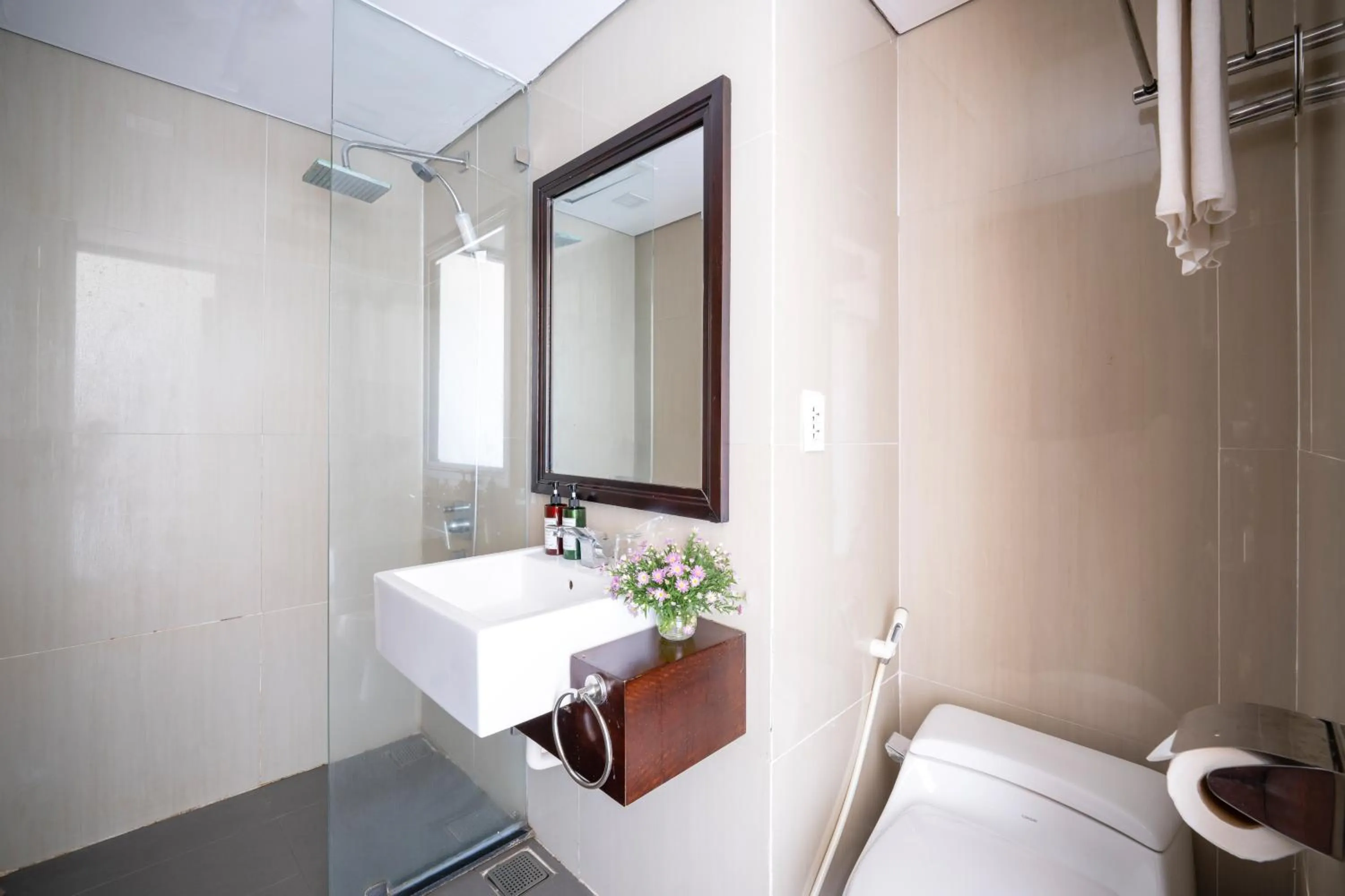 Shower in Zenta Sea View Hotel