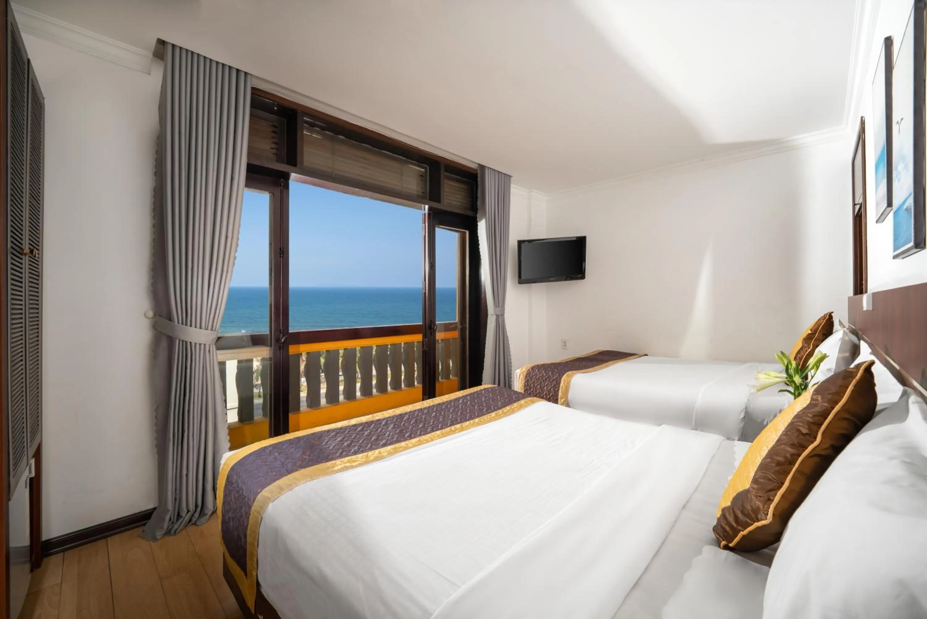 Bed in Zenta Sea View Hotel