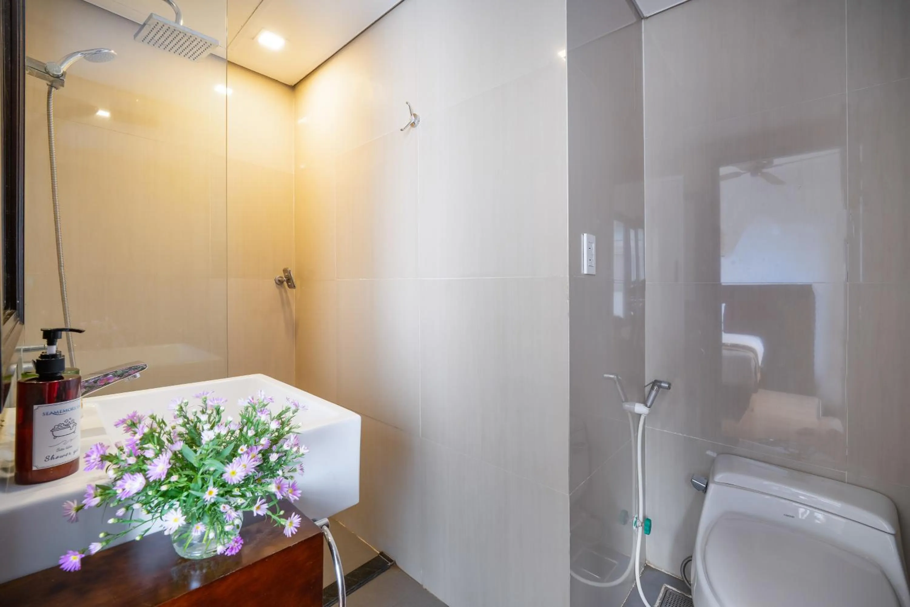 Shower in Zenta Sea View Hotel