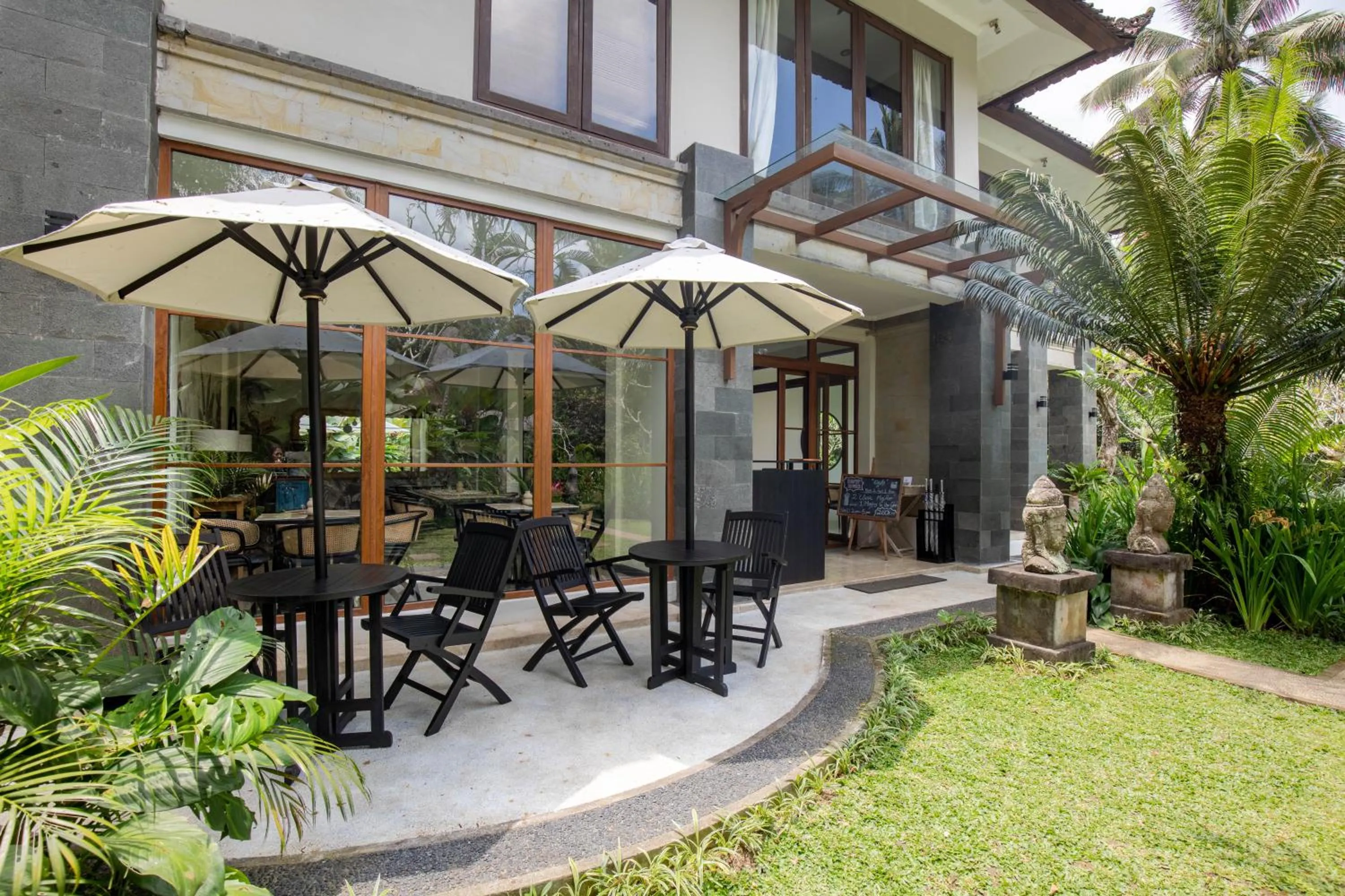Restaurant/places to eat in Suara Air Luxury Villa Ubud