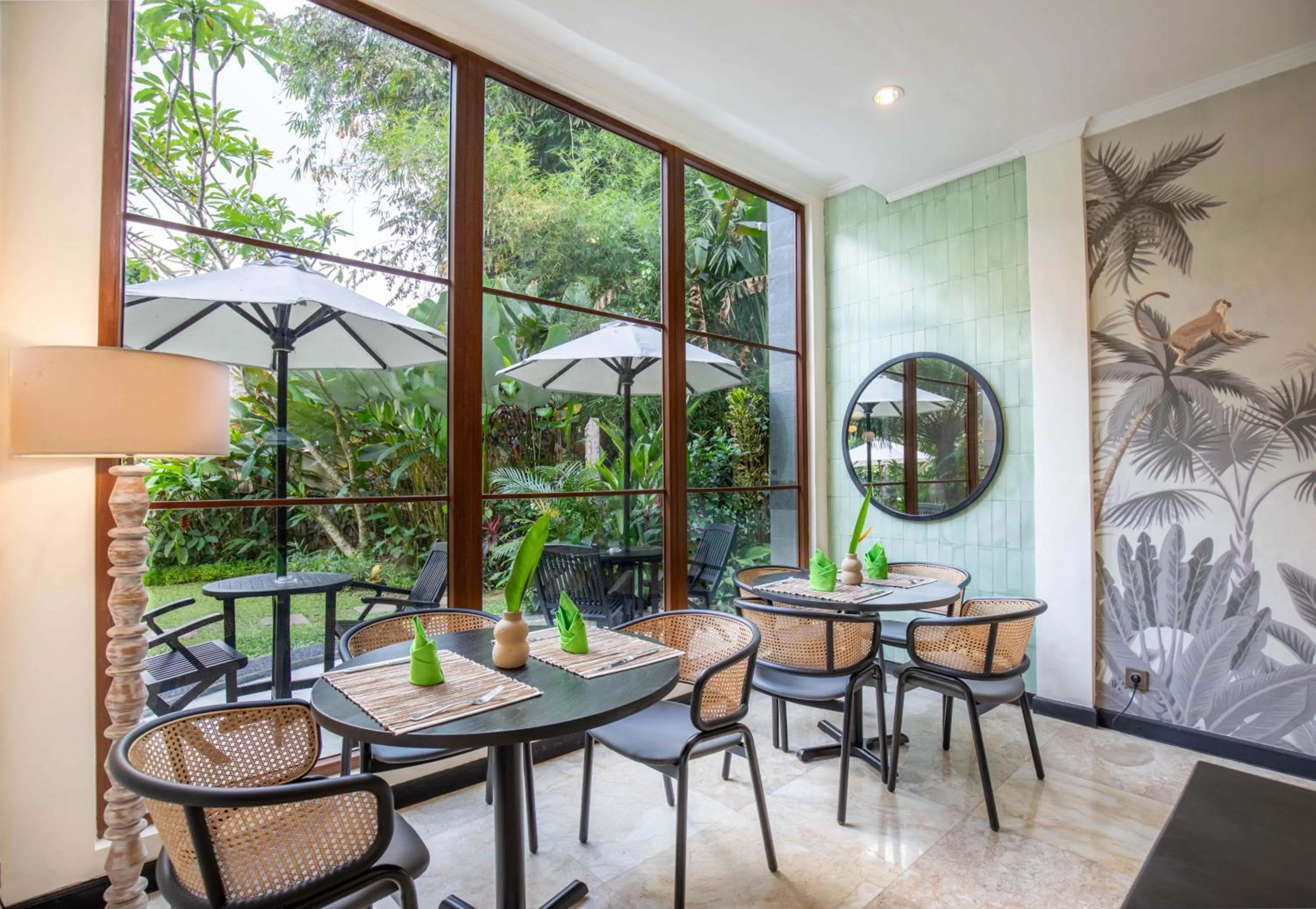 Restaurant/places to eat in Suara Air Luxury Villa Ubud