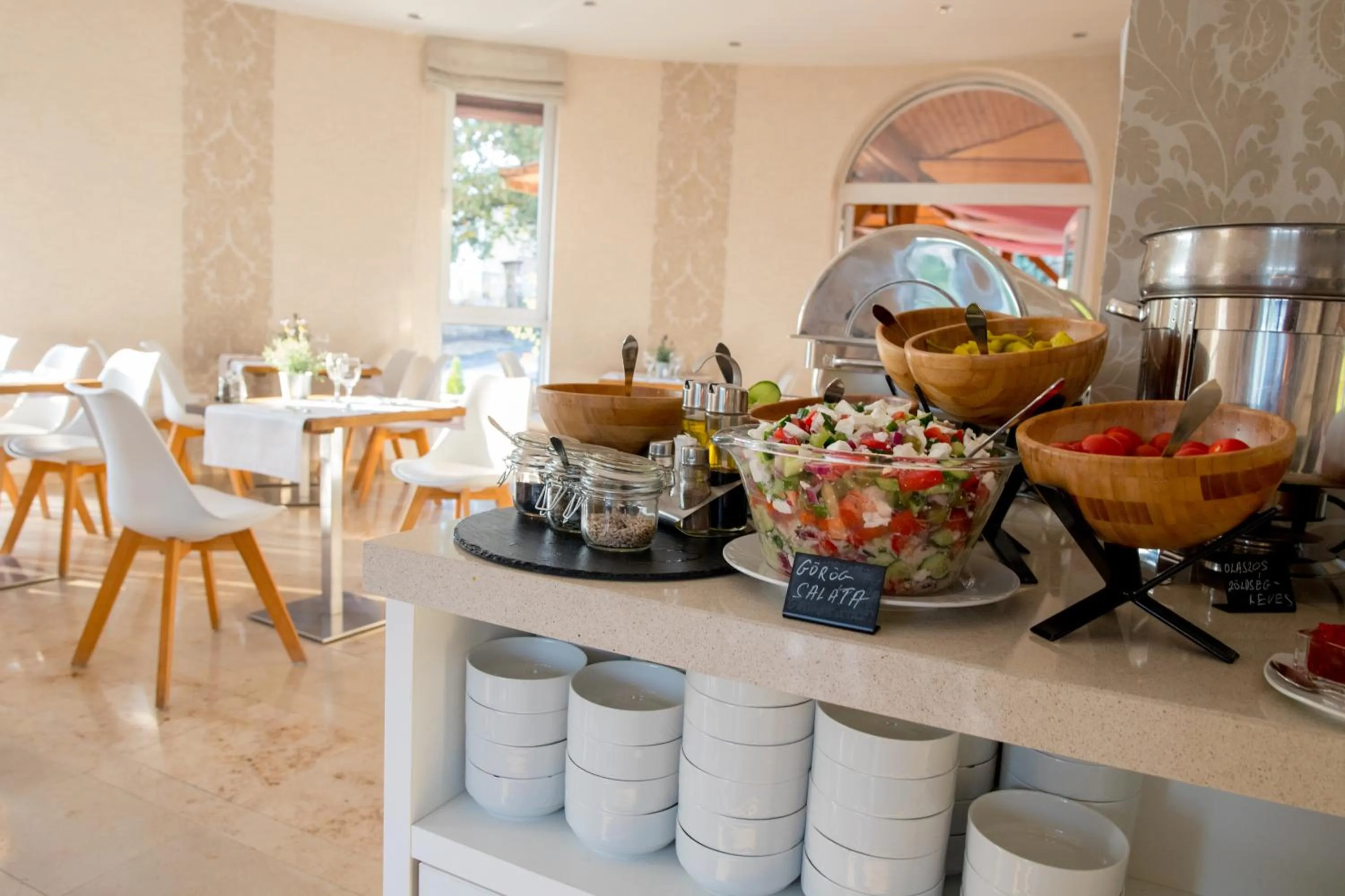 Restaurant/places to eat in Bástya Konferencia és Wellness Hotel