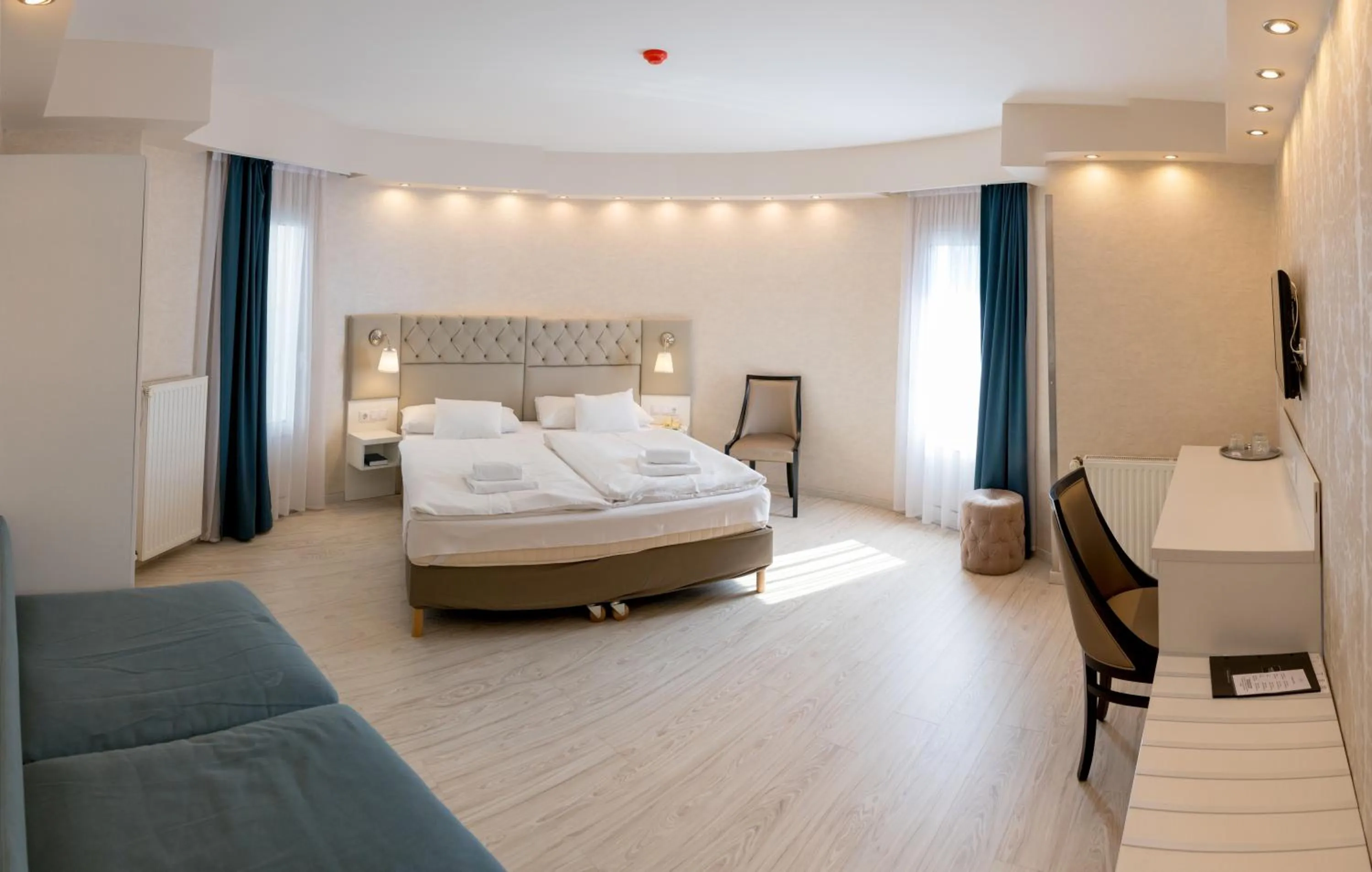 Photo of the whole room, Bed in Bástya Konferencia és Wellness Hotel