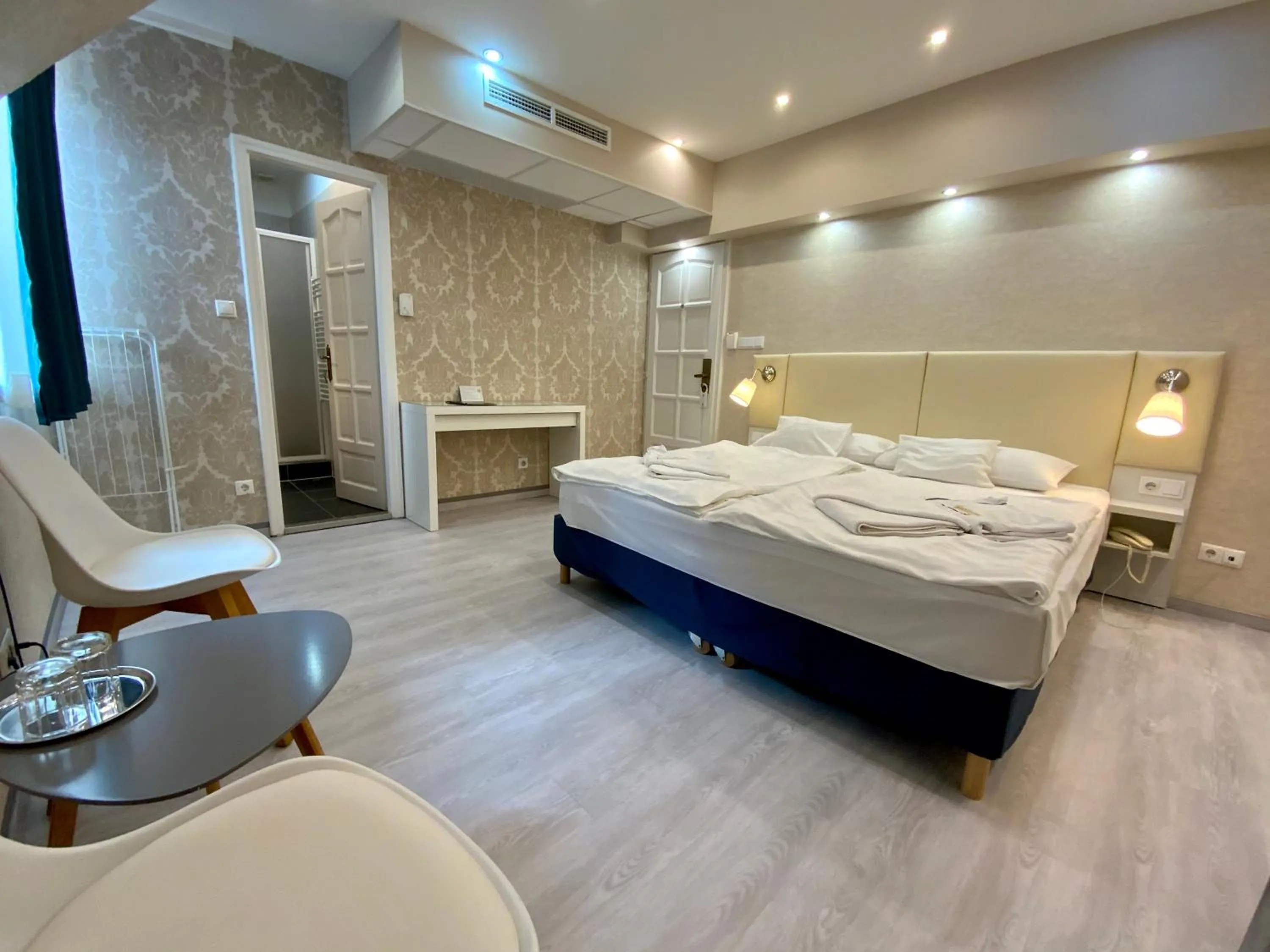 Photo of the whole room, Bed in Bástya Konferencia és Wellness Hotel